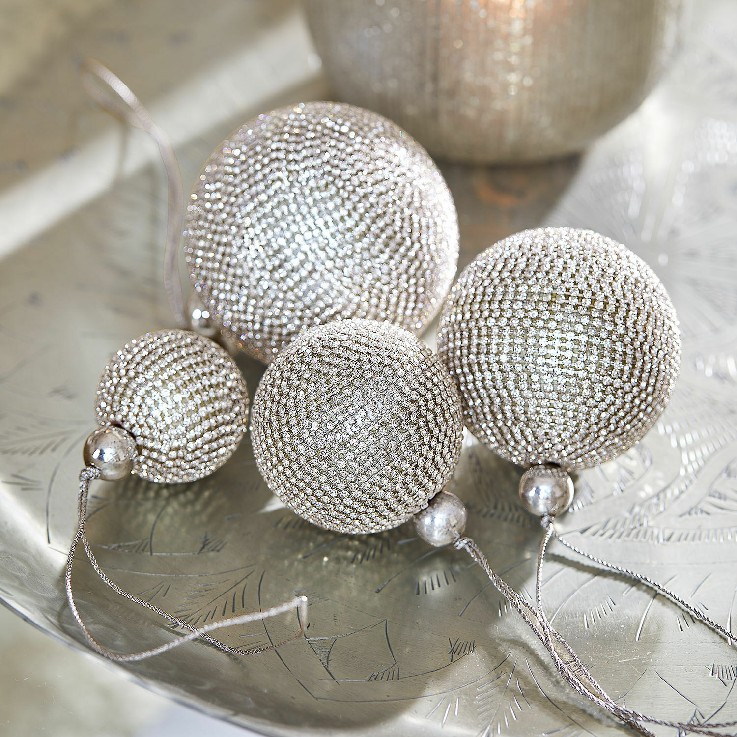 Weihnachtskugel 4er Set Varnor Set mit vier silbernen Weihnachtskugeln mit kleinen Kristallen auf dekorativem Metalltablett