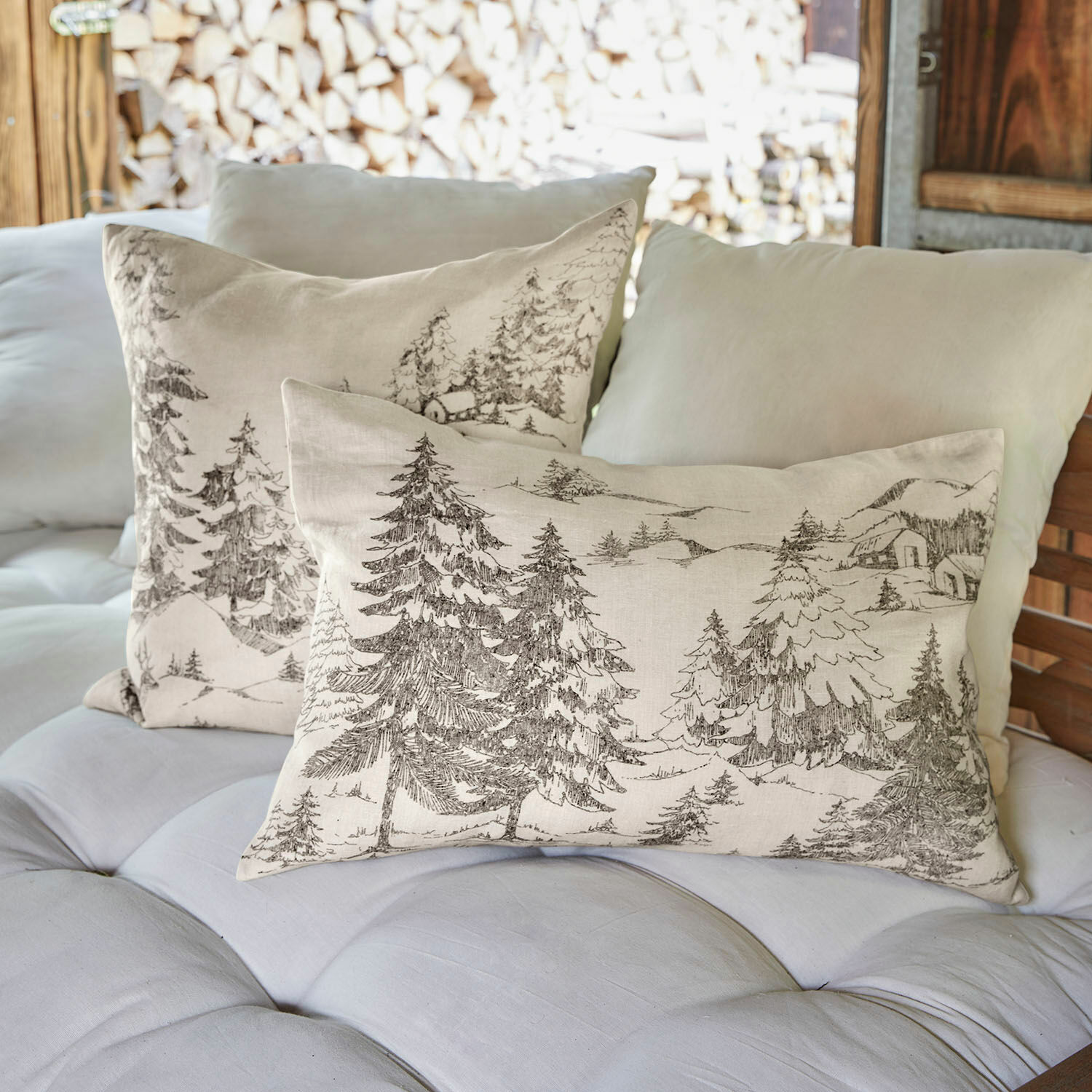 Kissenhülle 2er Set Fabrielle Beiges Leinenkissen mit braunem Waldmotiv auf hellem Sofa, gemütliche Wohnraumdekoration