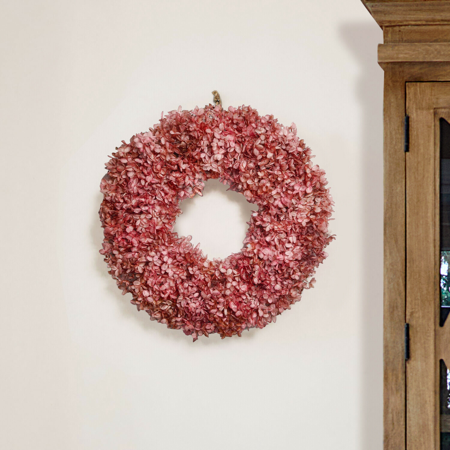 Trockenblumen-Kranz Amélorie Dekorativer Kranz aus getrockneten rosa Blüten an der Wand für Wohnraumgestaltung