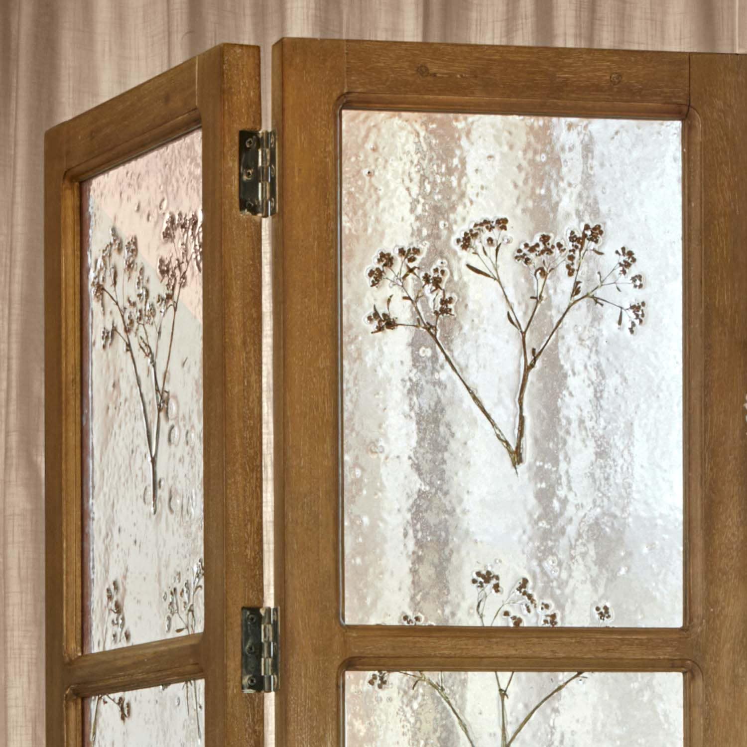 Holzparavent mit mattiertem Glas und getrockneten Blumen als dekoratives Element