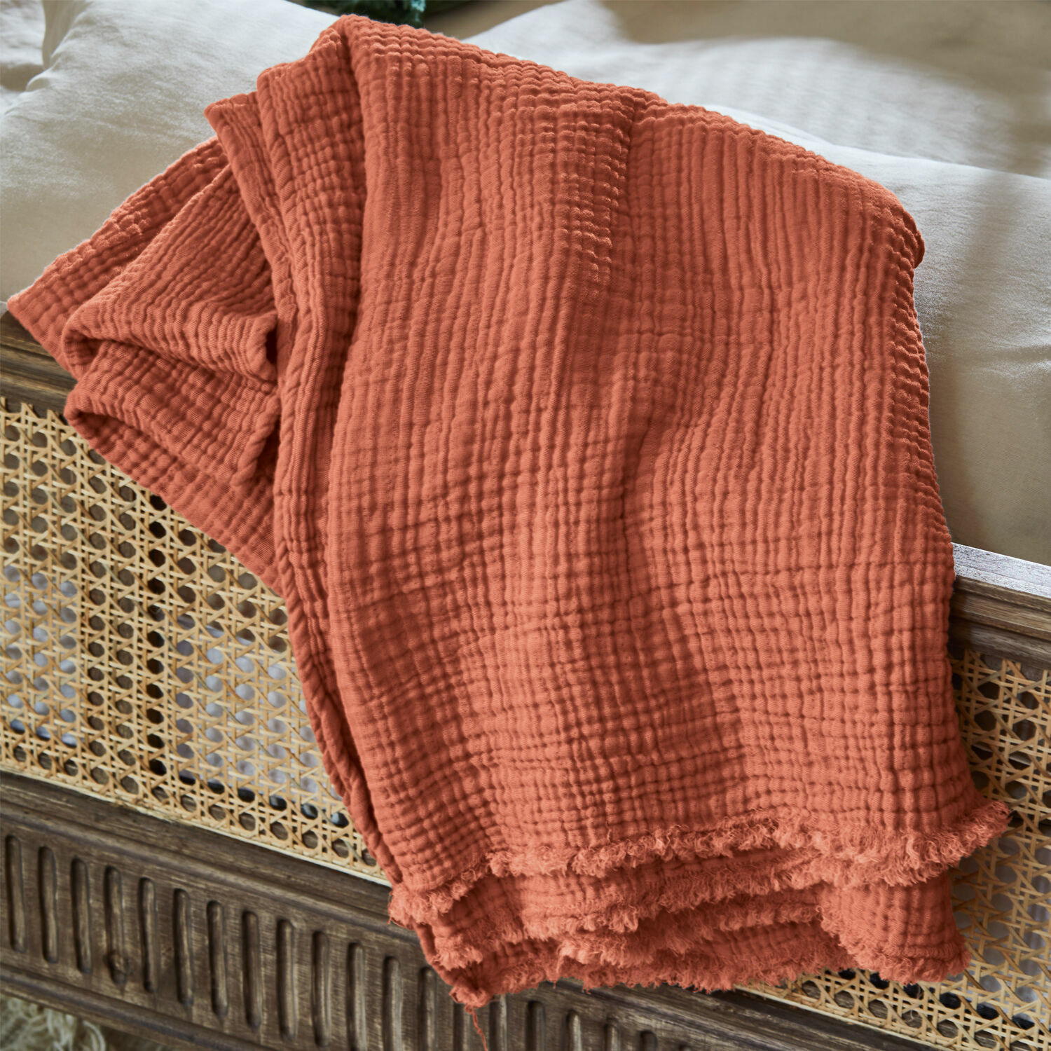 Plaid Altoona Weiche orangefarbene Baumwolldecke mit strukturierter Oberfläche, ideal für gemütliche Wohnakzente.