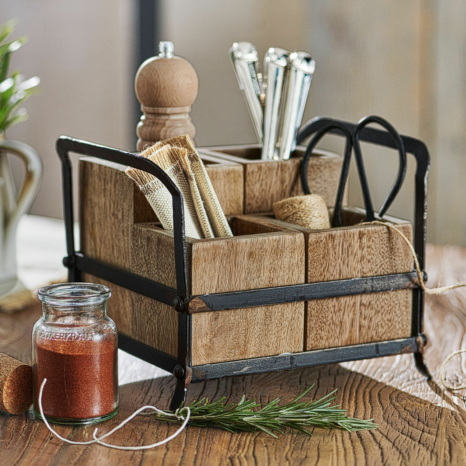 Organizer Postes Holz-Organizer mit Metallrahmen für Küchenutensilien und Gewürze auf Holztisch