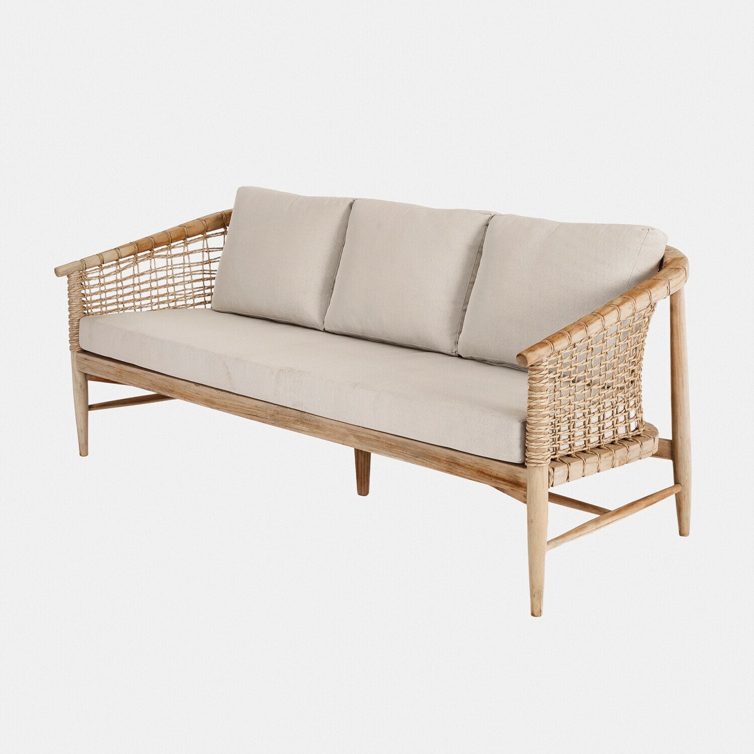 Sofa aus Naturholz mit beigen Kissen und geflochtenen Seiten, gemütliches Wohnzimmermöbel