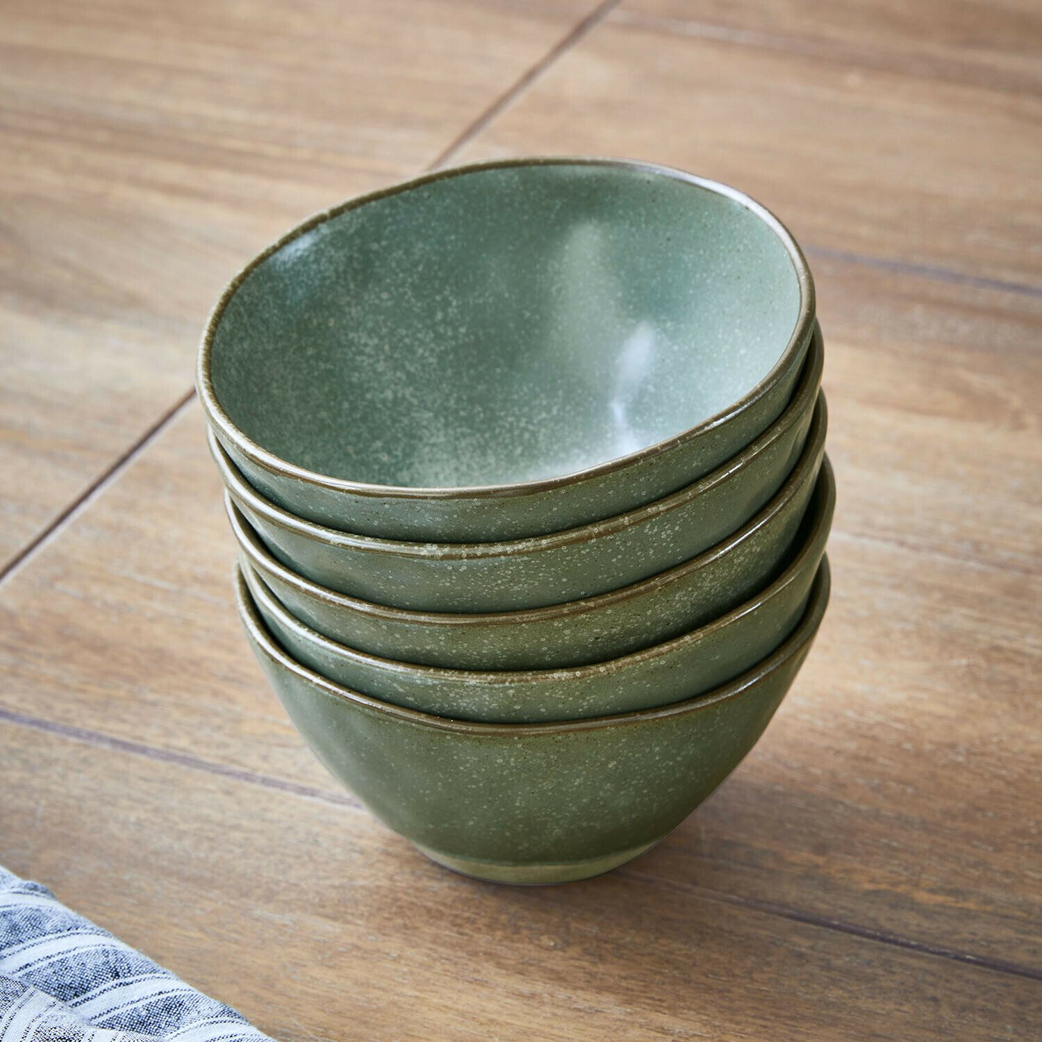 Schüssel 6er Set Biarré Set aus matten grünen Keramikschalen auf Holztisch, ideal für Küche und Alltag