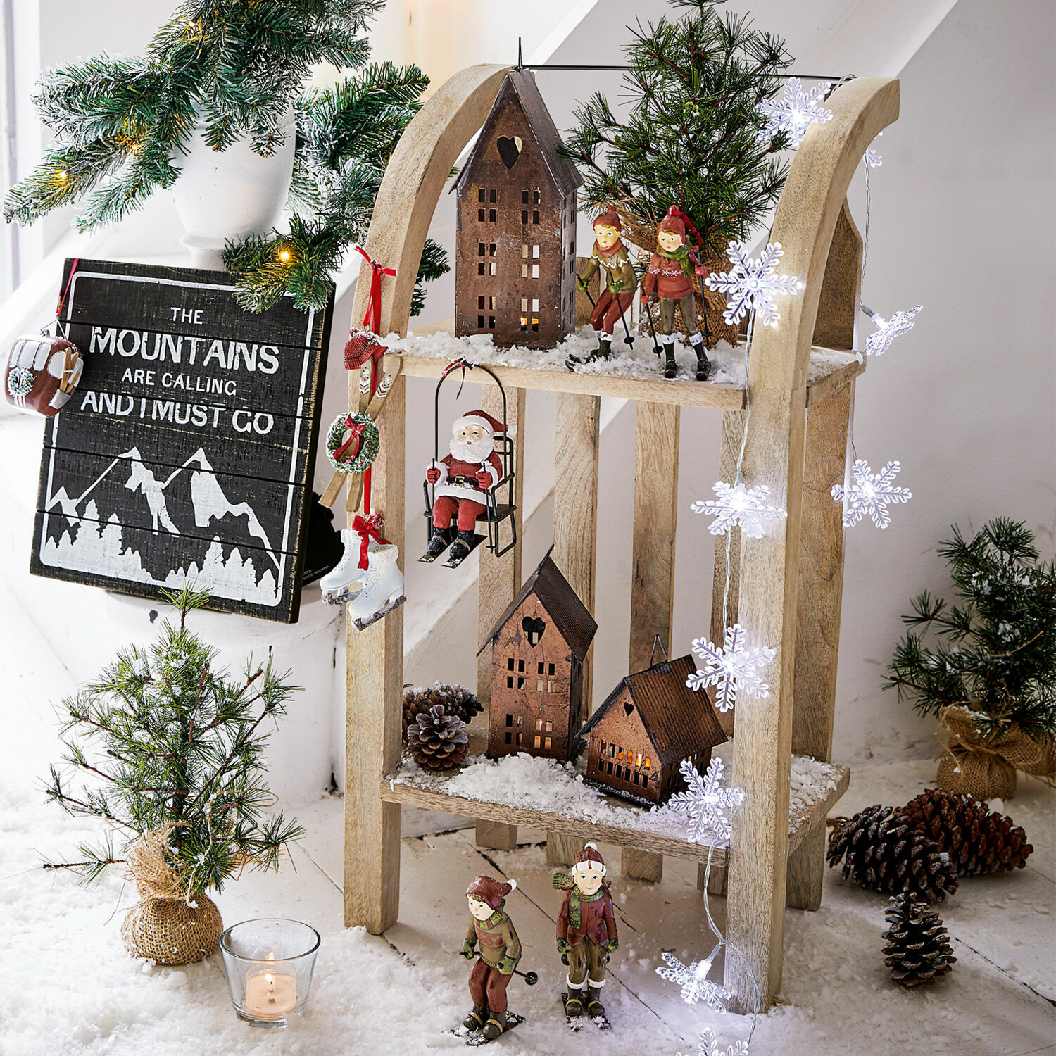 Regal Renier Weihnachtsdekoration aus Holz mit Skifahrerfiguren, Häuschen und Lichterkette mit Schneeflocken
