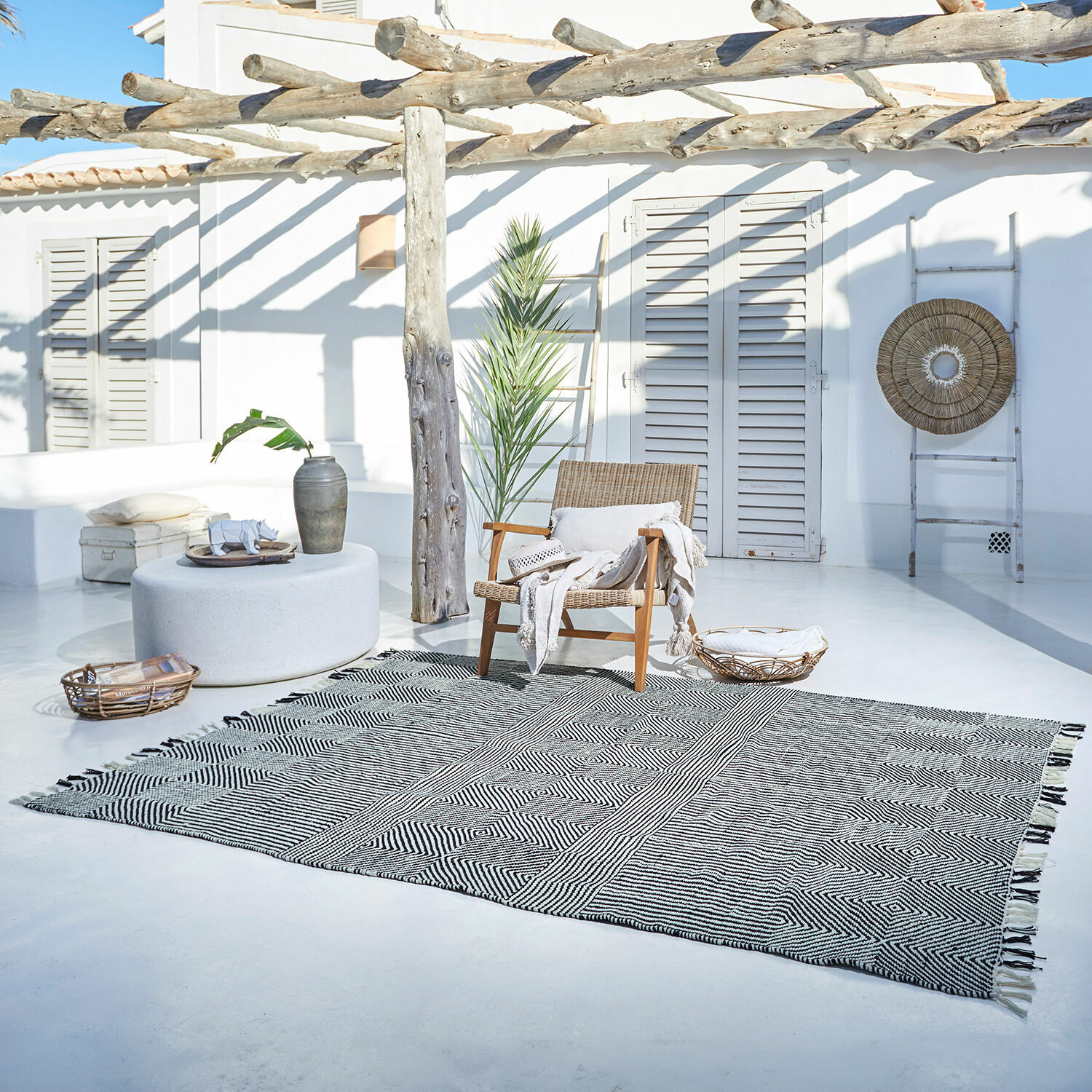 In- & Outdoor-Teppich Tamworth Baumwollteppich mit geometrischem Muster in Schwarz-Weiss auf hellem Terrassenboden
