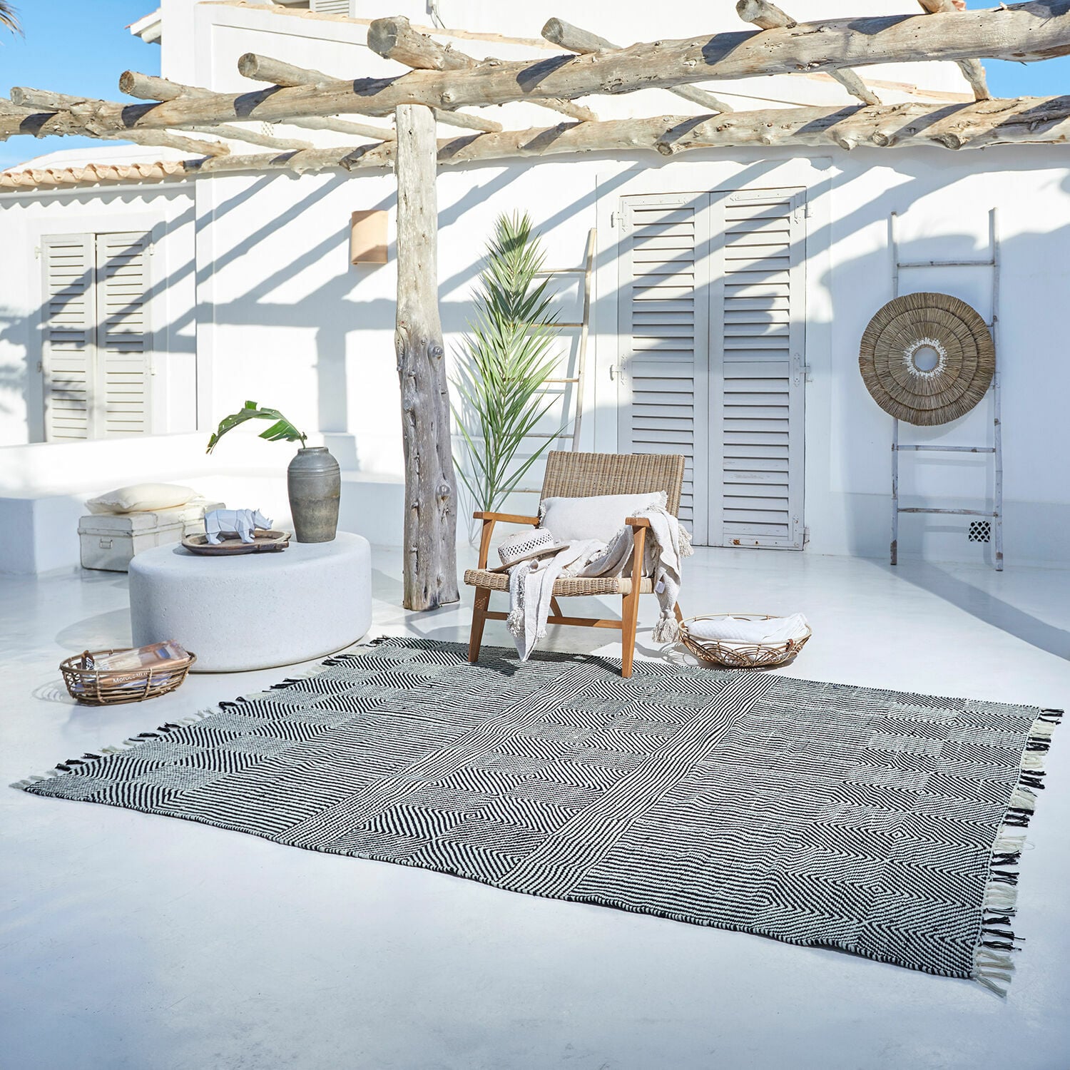 In- & Outdoor-Teppich Tamworth Baumwollteppich mit geometrischem Muster in Schwarz-Weiss auf hellem Terrassenboden