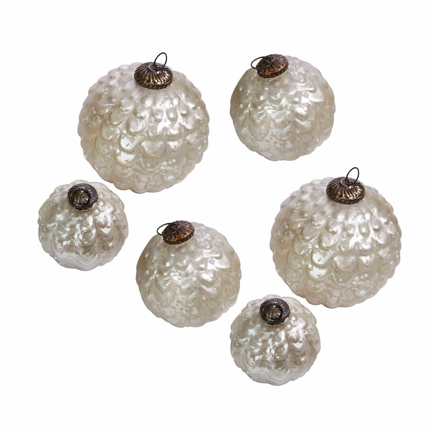 Weihnachtskugel 6er Set Domara Set mit sechs weissen, strukturierten Glas-Weihnachtskugeln mit Metallaufhängung