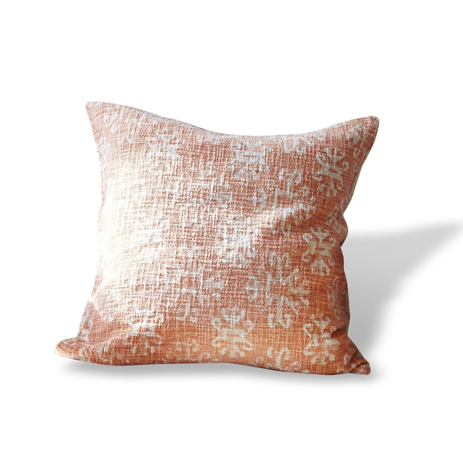 Kissen Kelli Orangefarbenes Dekokissen aus Textil mit weissem Schneeflockenmuster, stilvolles Wohnaccessoire