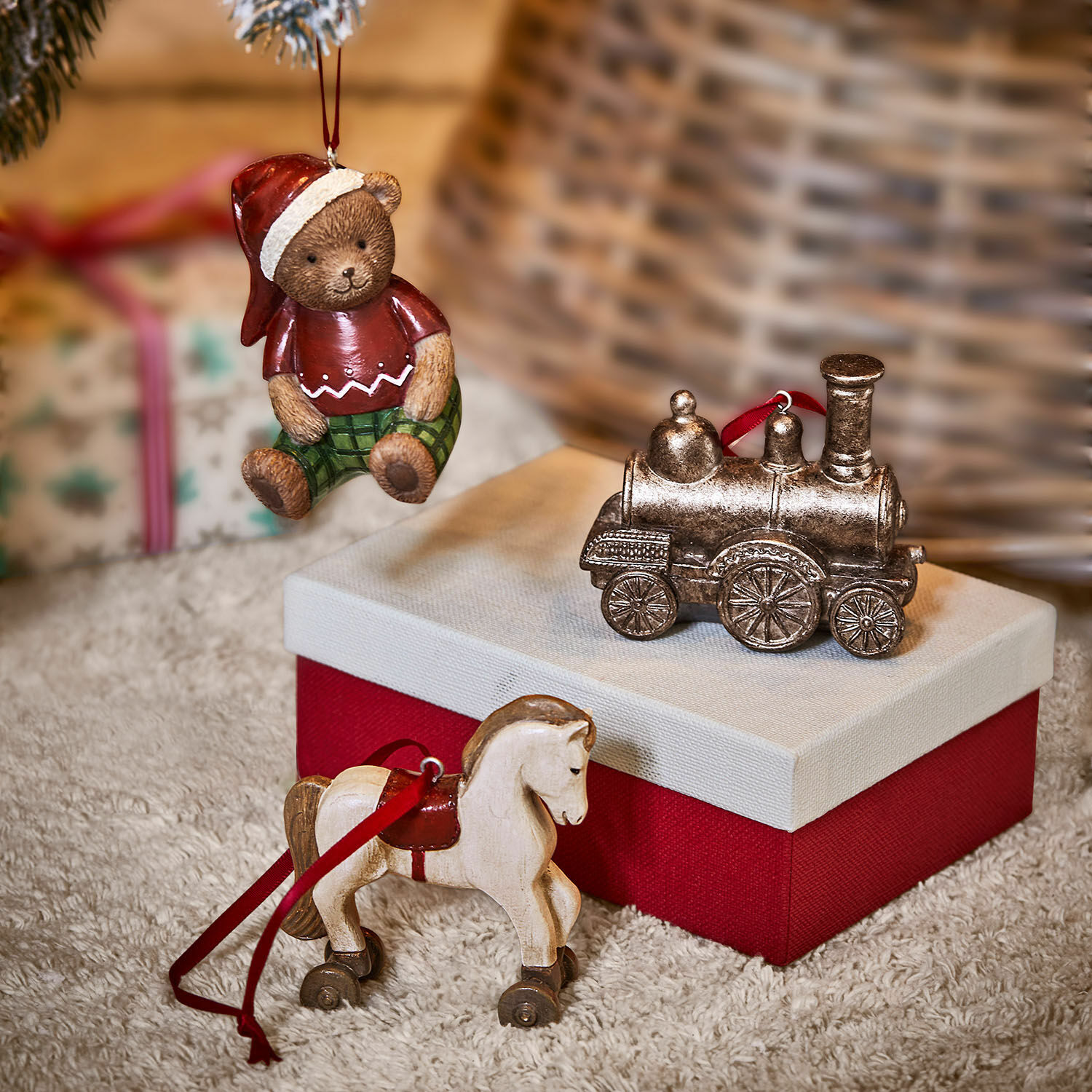 Anhänger 3er Set Larielle Weihnachtsschmuck-Set mit Teddybär in roter Mütze, goldener Lokomotive und hölzernem Pferd auf Rollen