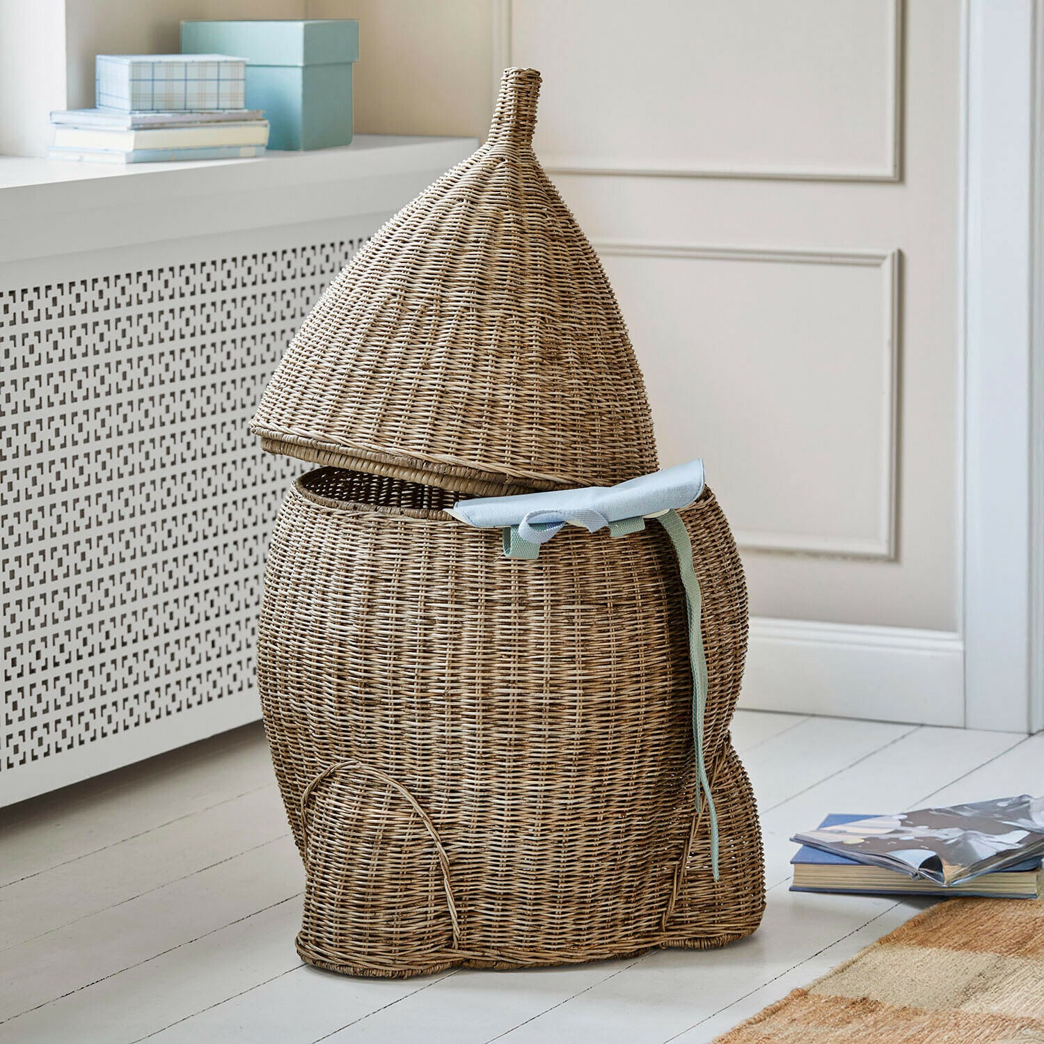 Wäschekorb aus Rattan in Mäuseform mit blauem Band, naturfarben, praktischer Aufbewahrungskorb