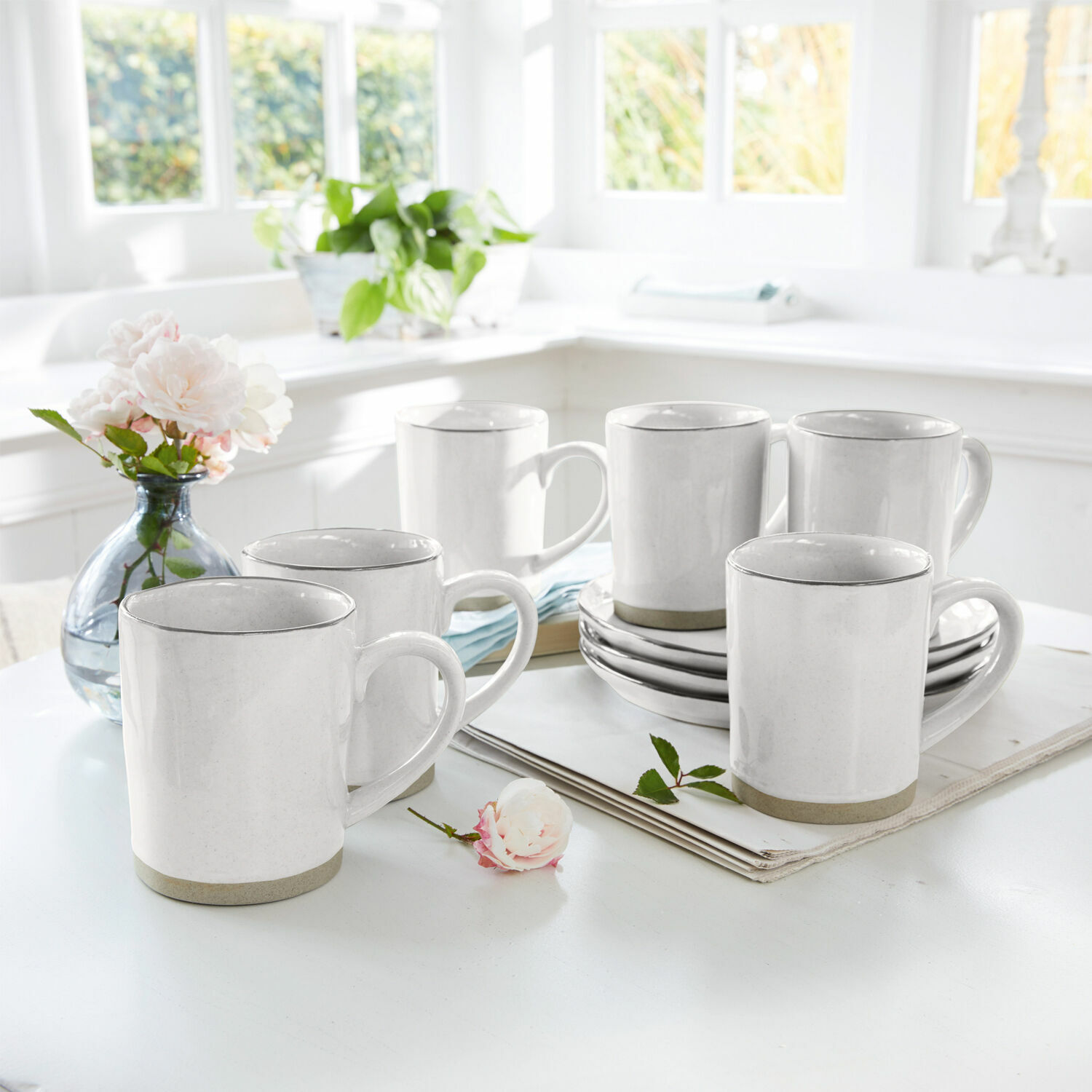 Tasse 6er Set Biarré Set aus sechs weissen Keramiktassen mit grauem Rand auf hellem Tisch in hellem Raum