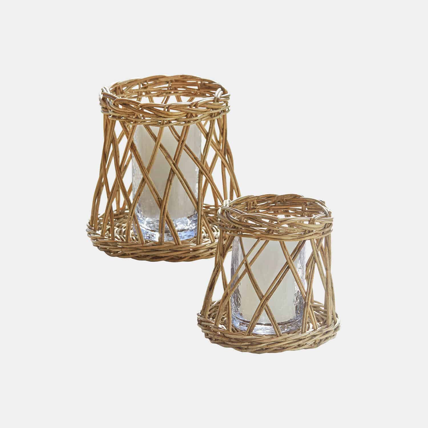 Set mit zwei Rattan-Laternen in Naturfarbe mit weissen Kerzen zur Wohnraumdekoration