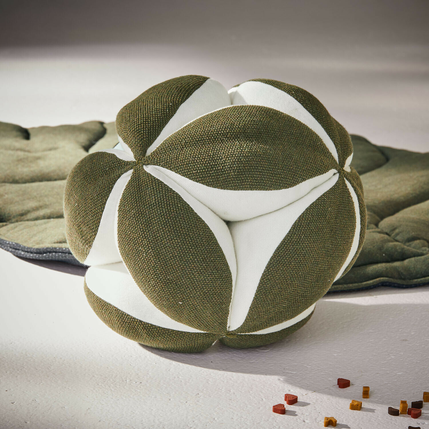 Hundespielzeug Wuslina Olive-weisses Stoffkissen mit geometrischer Form, dekorativ und weich