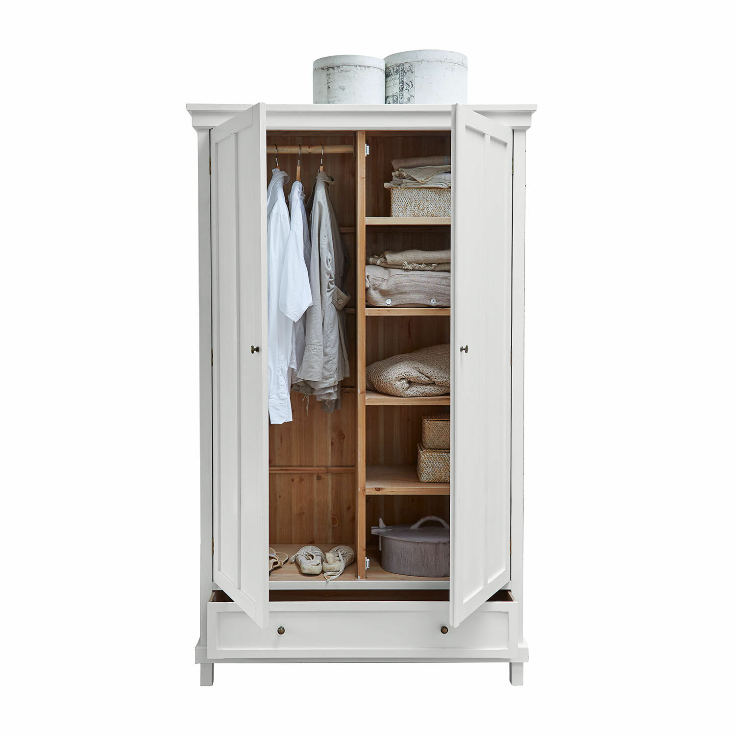 Kleiderschrank Sirevol Weisse Holzkommode mit offenen Türen, Regalen und Kleiderstange mit Kleidung und Boxen