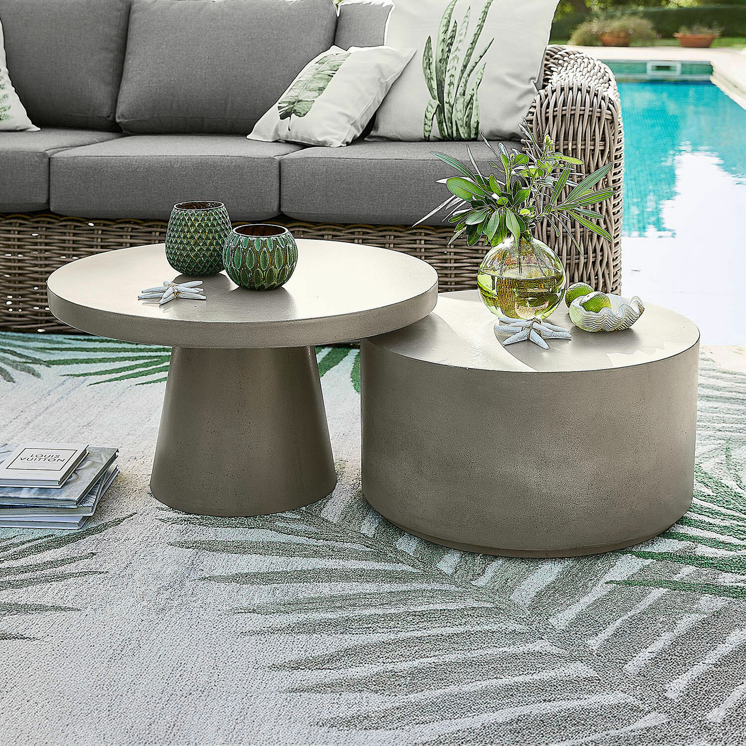 Couchtisch 2er Set Divertente Zweiteiliges Set runder grauer Beistelltische aus Beton auf der Terrasse mit Sofa und Schwimmbecken