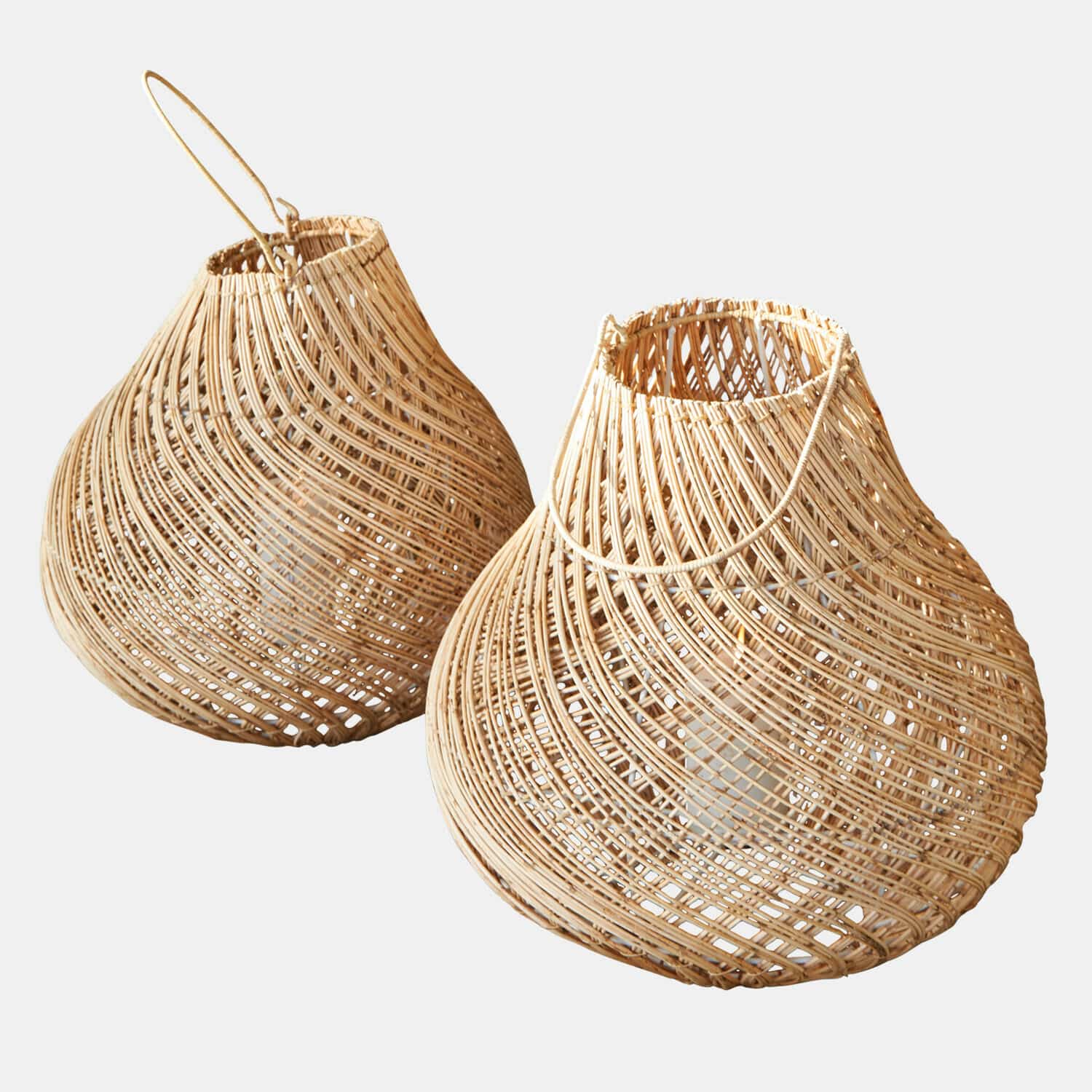 Zwei natürliche Rattan-Laternen in Beige, dekorative Beleuchtung für Haus und Garten