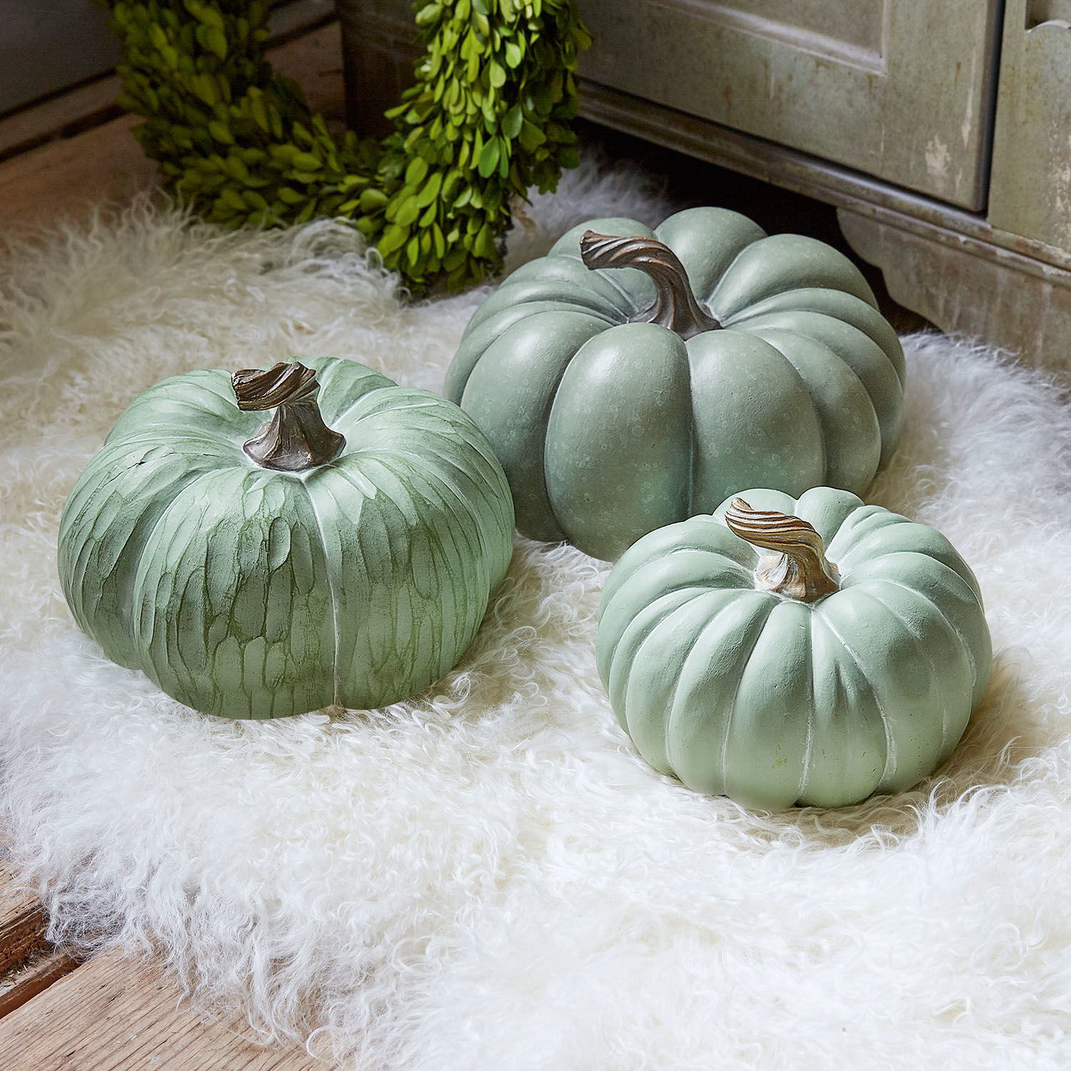 Kürbis 3er Set Villazon Drei dekorative grüne Kürbisse auf weissem Fellteppich als herbstliche Wohnaccessoires