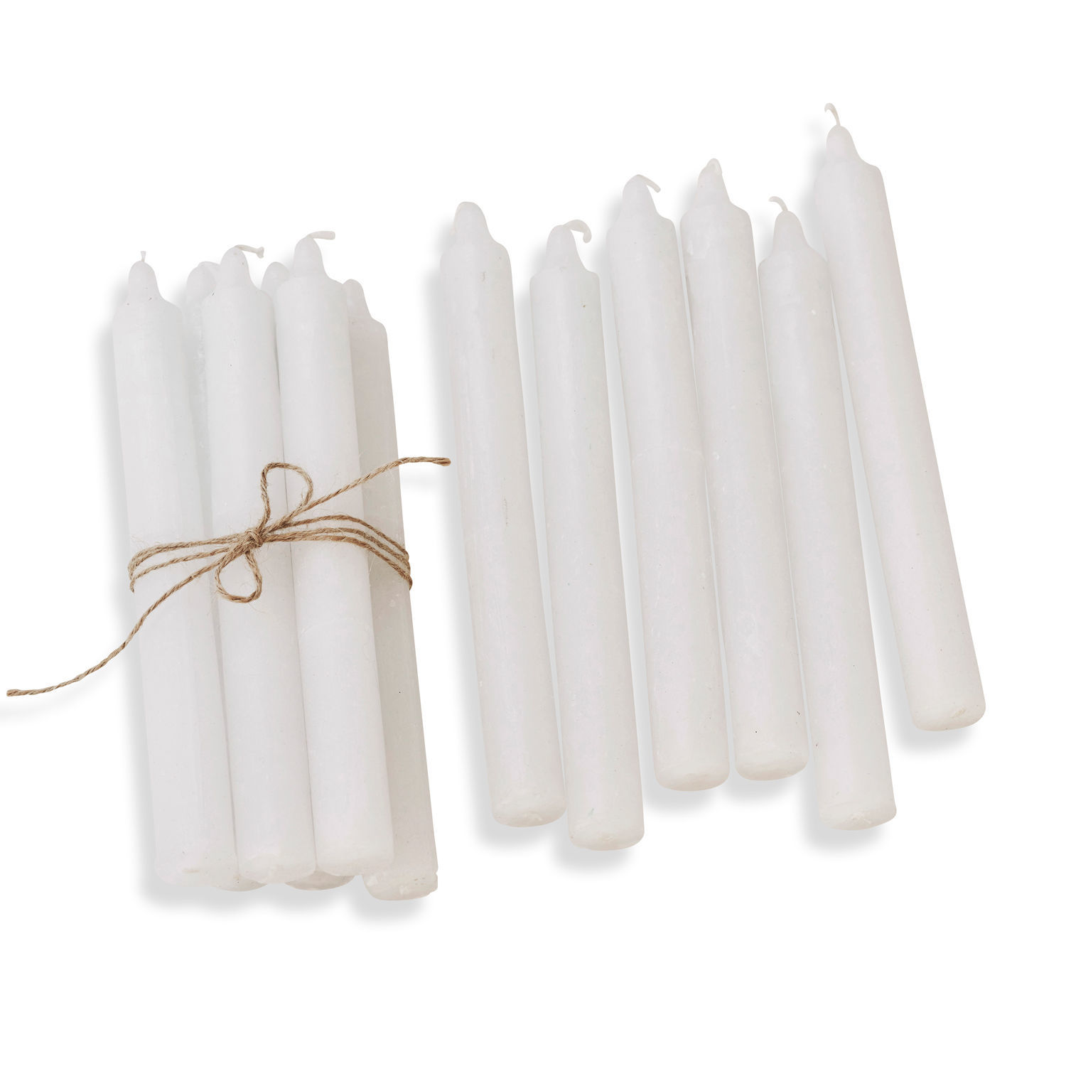 creme Set aus 12 cremefarbenen Stabkerzen aus Wachs, dekoratives Wohnaccessoire und Lichtquelle