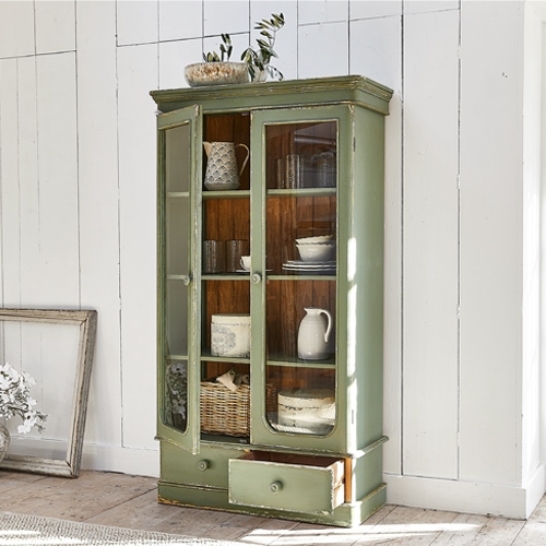 Grüner Holz-Vitrinenschrank mit Glastüren und Schublade, Möbel im Vintage-Stil zur Aufbewahrung