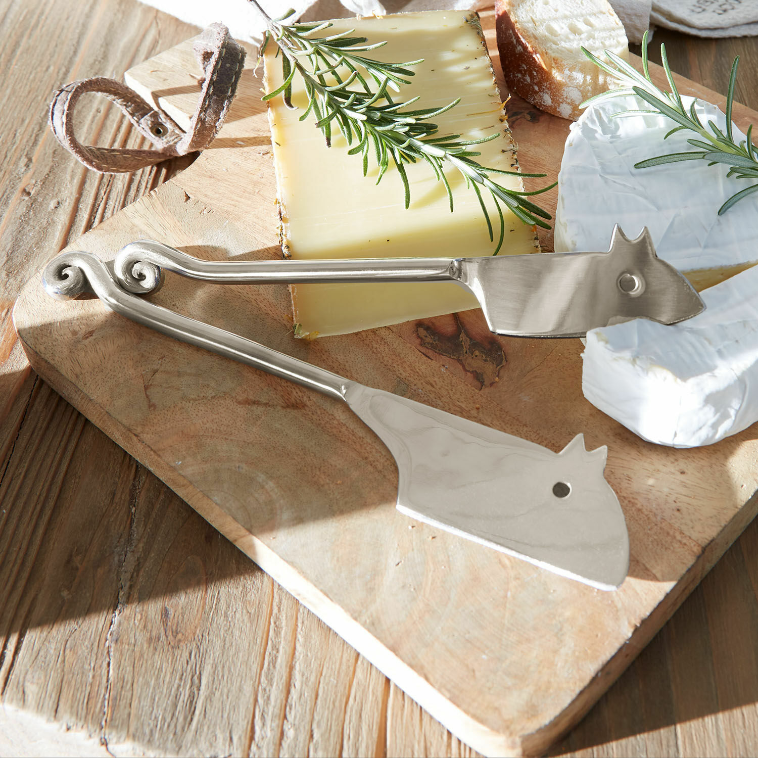 Käsemesser 2er Set Hadley Silberne Käsezange aus Edelstahl auf Holzbrett, dekoriert mit Käse und Rosmarin