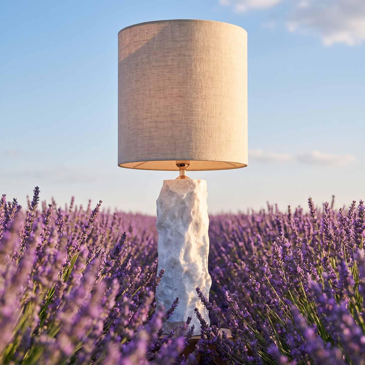 Tischlampe mit weissem Marmorsockel und beigem Lampenschirm auf Lavendelfeld, Wohnaccessoire