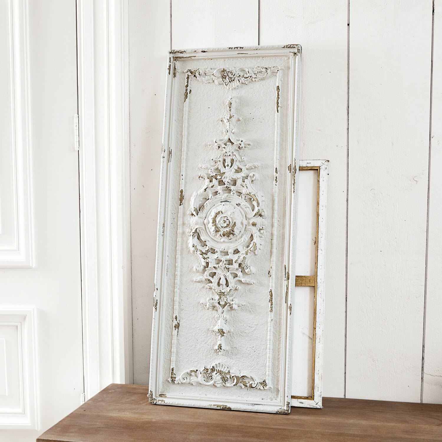 Deko-Paneel Corsy Weisses dekoratives Wandpaneel aus antikem Holz mit Ornament, Vintage-Stil, Wohnkultur