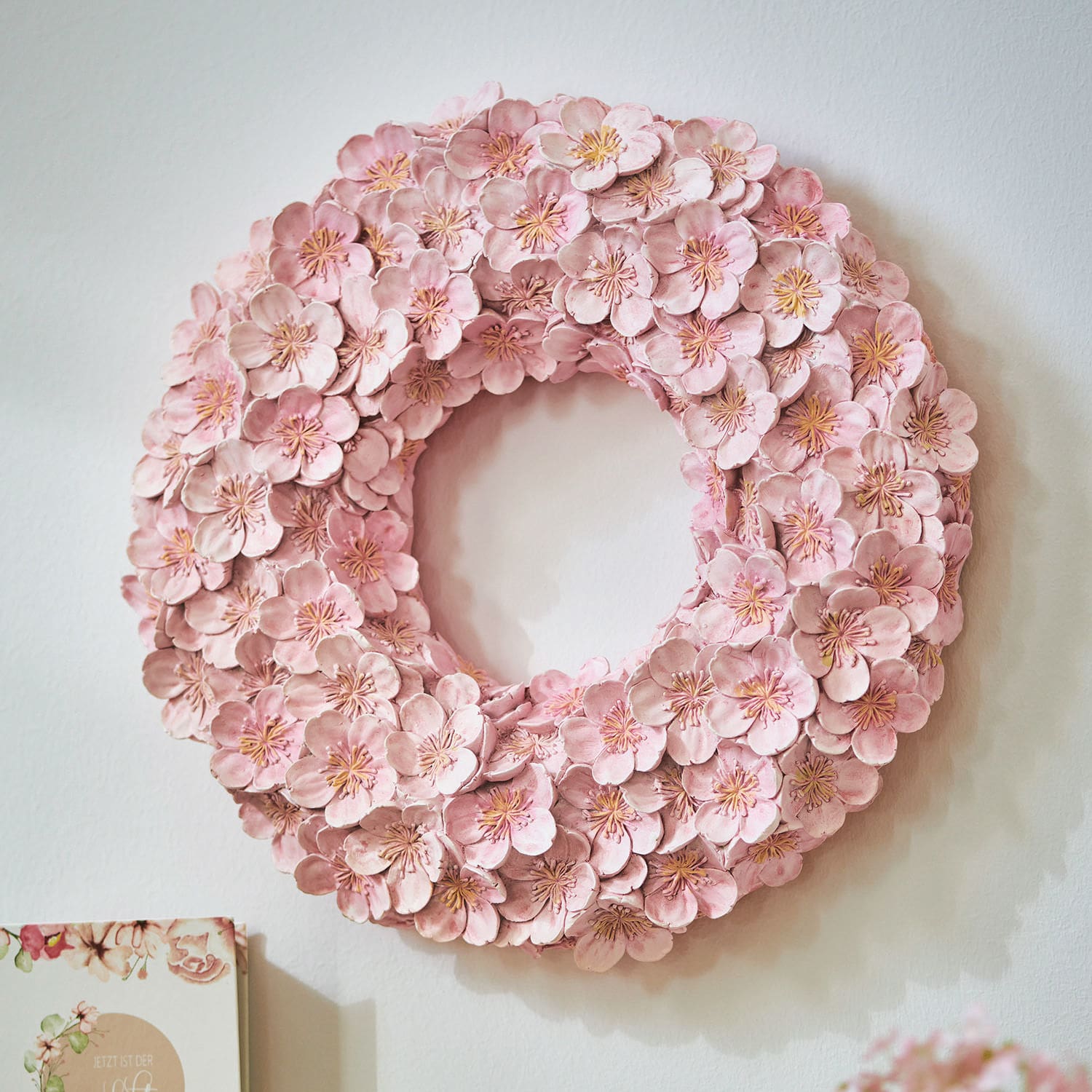 Kranz Garlan Dekorativer Wandkranz aus rosa Stoffblumen, stilvolle Wohnraumdekoration.