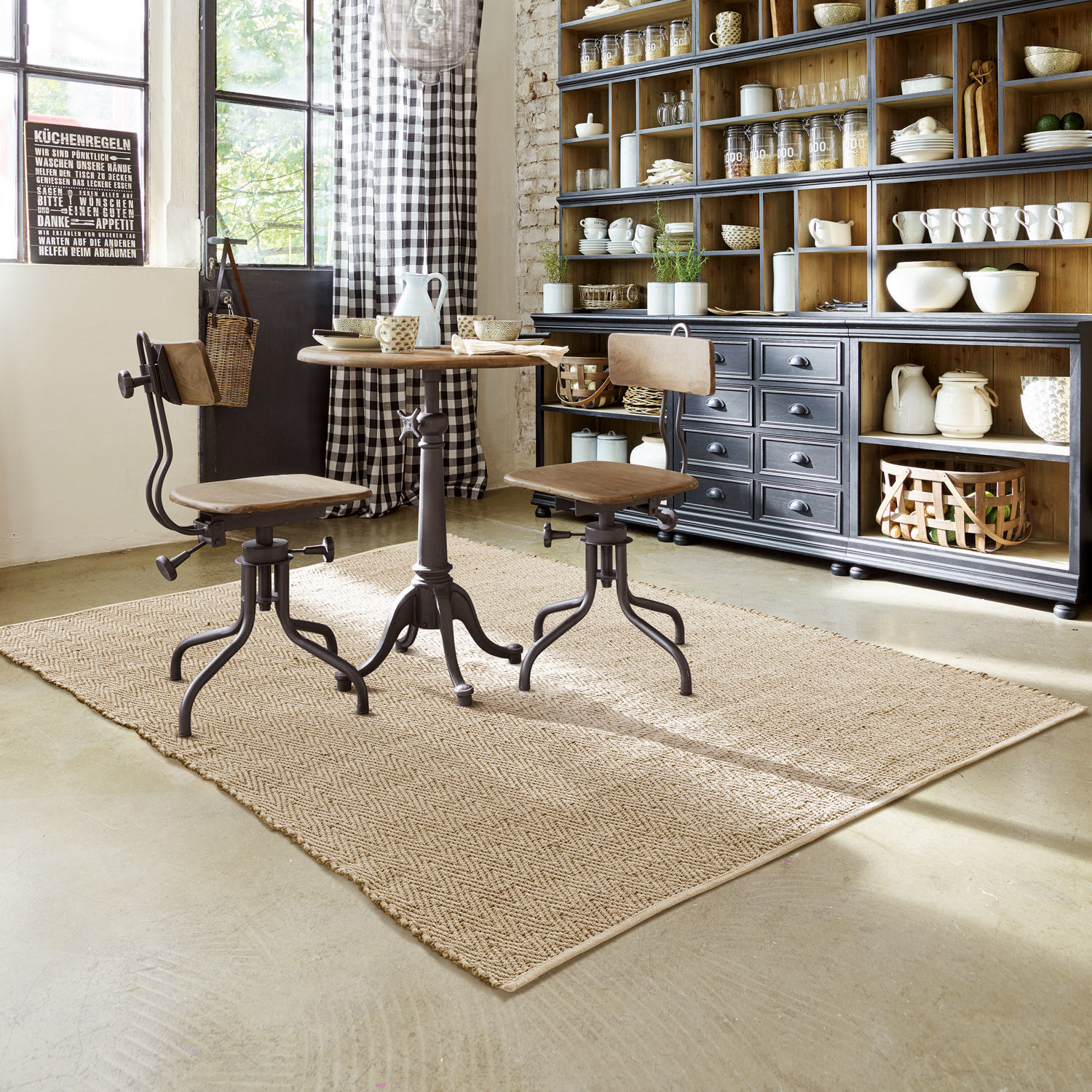 Teppich Jonesboro Industrieller Tisch und Stühle aus Holz und Metall auf beigem Teppich in heller Küche mit Regal.
