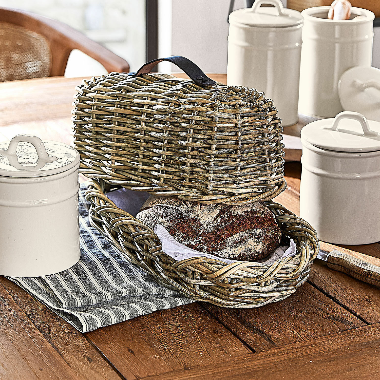 Brotbox Gioialetto Brotkorb aus natürlichem Weidengeflecht mit Deckel und weissem Tuch auf Holztisch