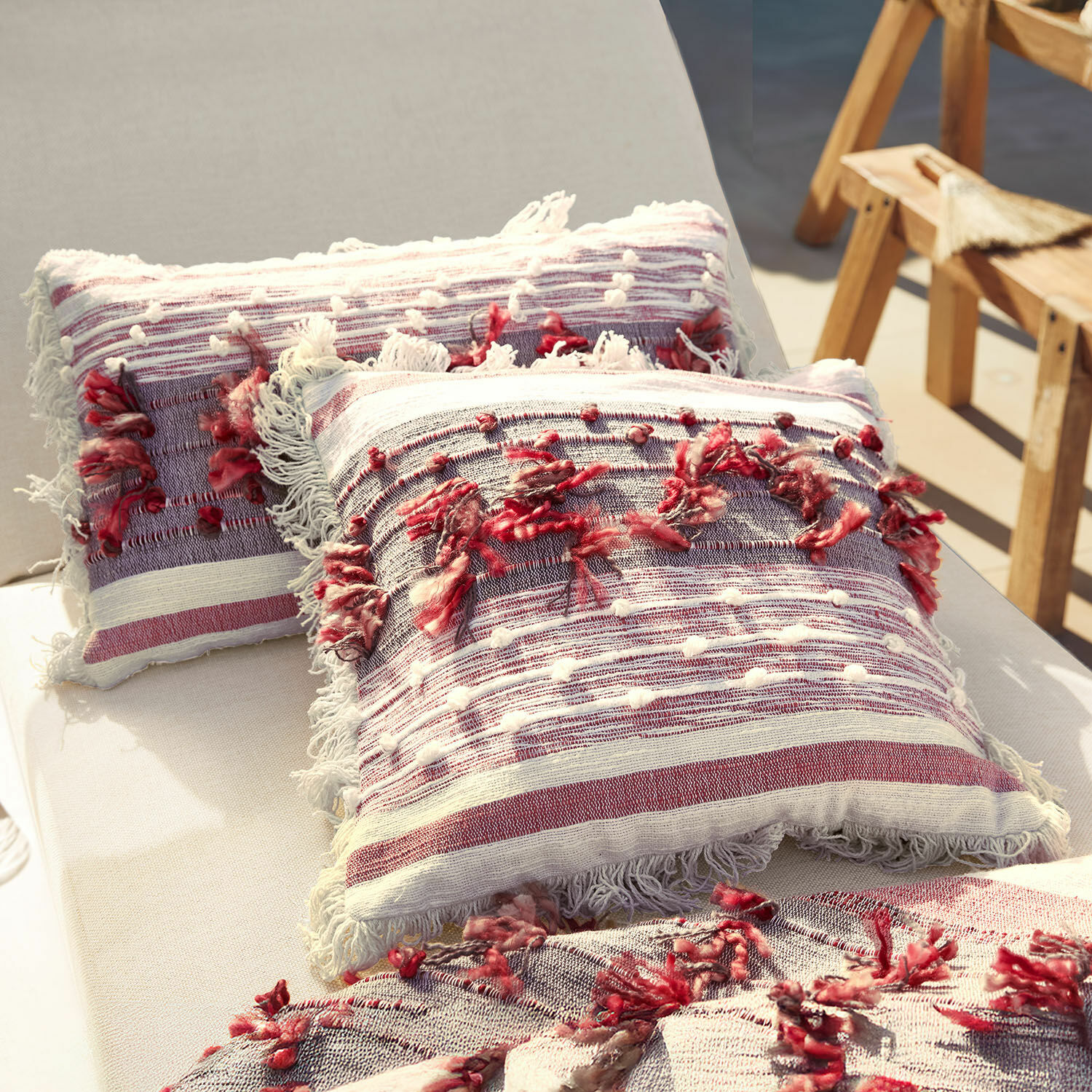 Kissenhülle 2er Set Yazmira Dekorative Baumwollkissen in Rot-Weiss gestreift mit Fransen und weichen Applikationen im Boho-Stil