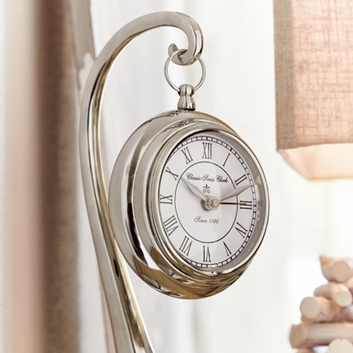 Hängende Uhr aus silbernem Metall mit römischen Ziffern, elegante Wohnraumdekoration