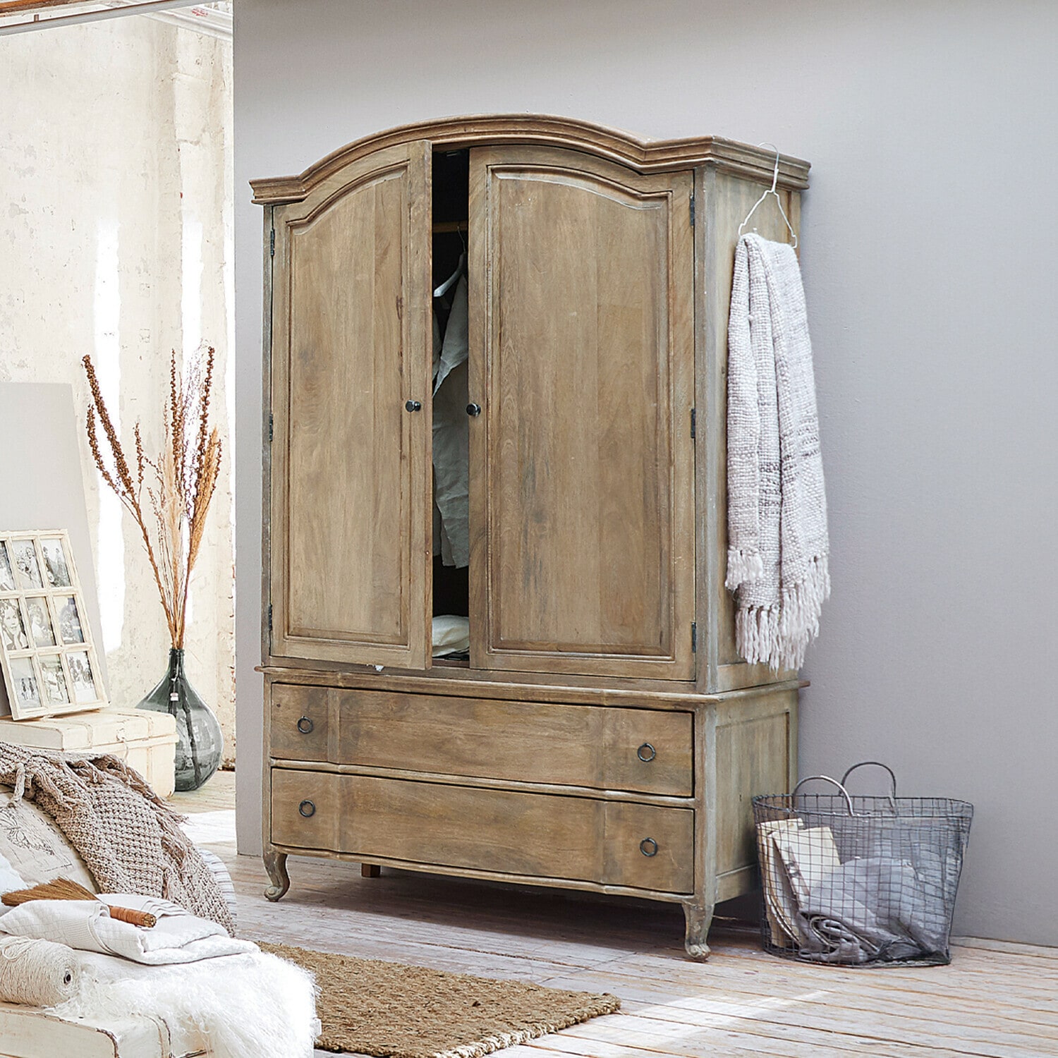 Kleiderschrank Richert Holzschrank mit zwei Türen und Schubladen in Naturfarbe für das Schlafzimmer