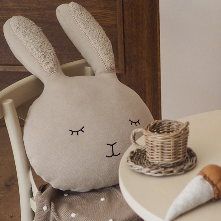 Beiges Hasenkissen aus weichem Stoff mit bestickten Ohren und Gesicht für Kinderzimmer