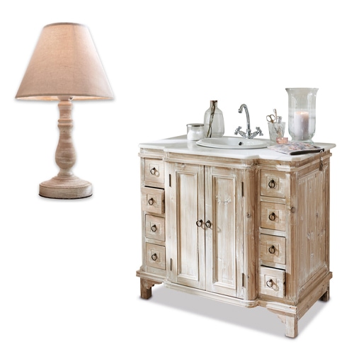 Rustikaler Holz-Badezimmerschrank mit Waschbecken und beiger Tischlampe mit Lampenschirm