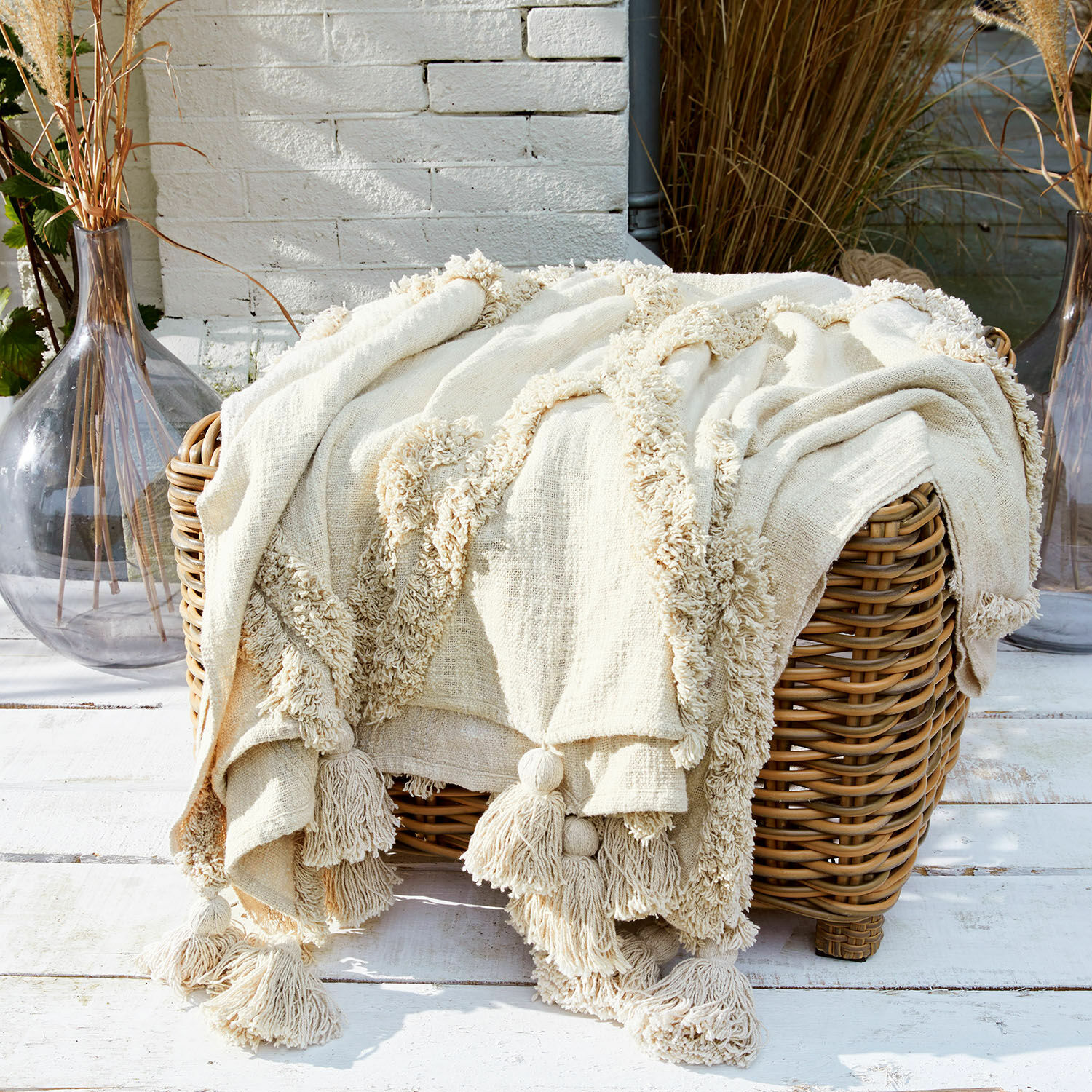 Plaid Linares Cremefarbene Baumwolldecke mit Quasten auf Rattankorb, Wohnaccessoire und Komfort