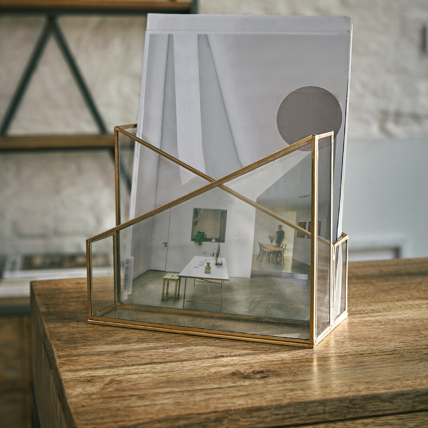 Zeitschriftenhalter Moselle Transparenter Dokumentenhalter mit goldenem Metallrahmen für den Schreibtisch zur Papieraufbewahrung