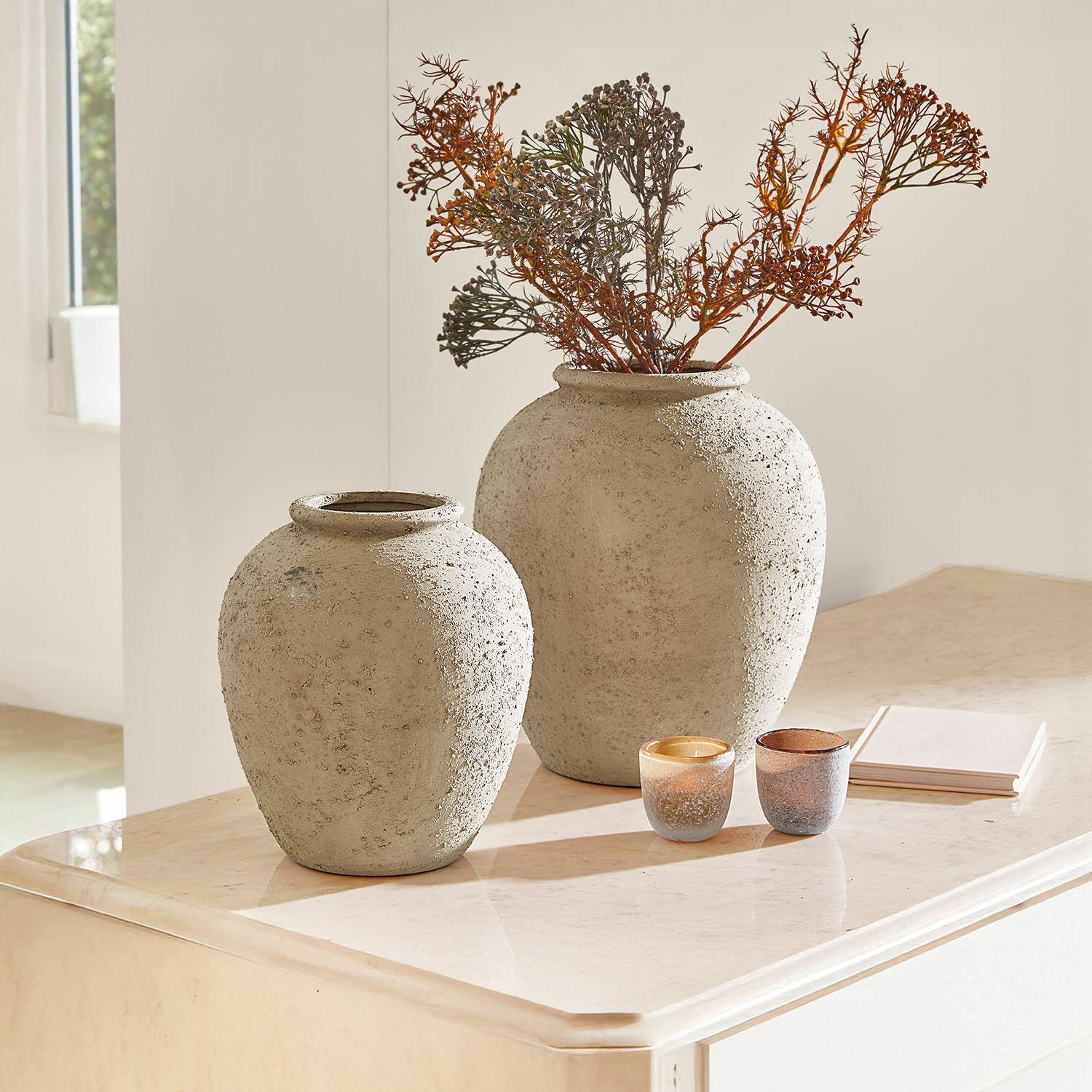Vase 2er Set Zaviro Zwei große graue Betonvasen auf hellem Tisch mit getrockneten Zweigen und dekorativen Kerzen