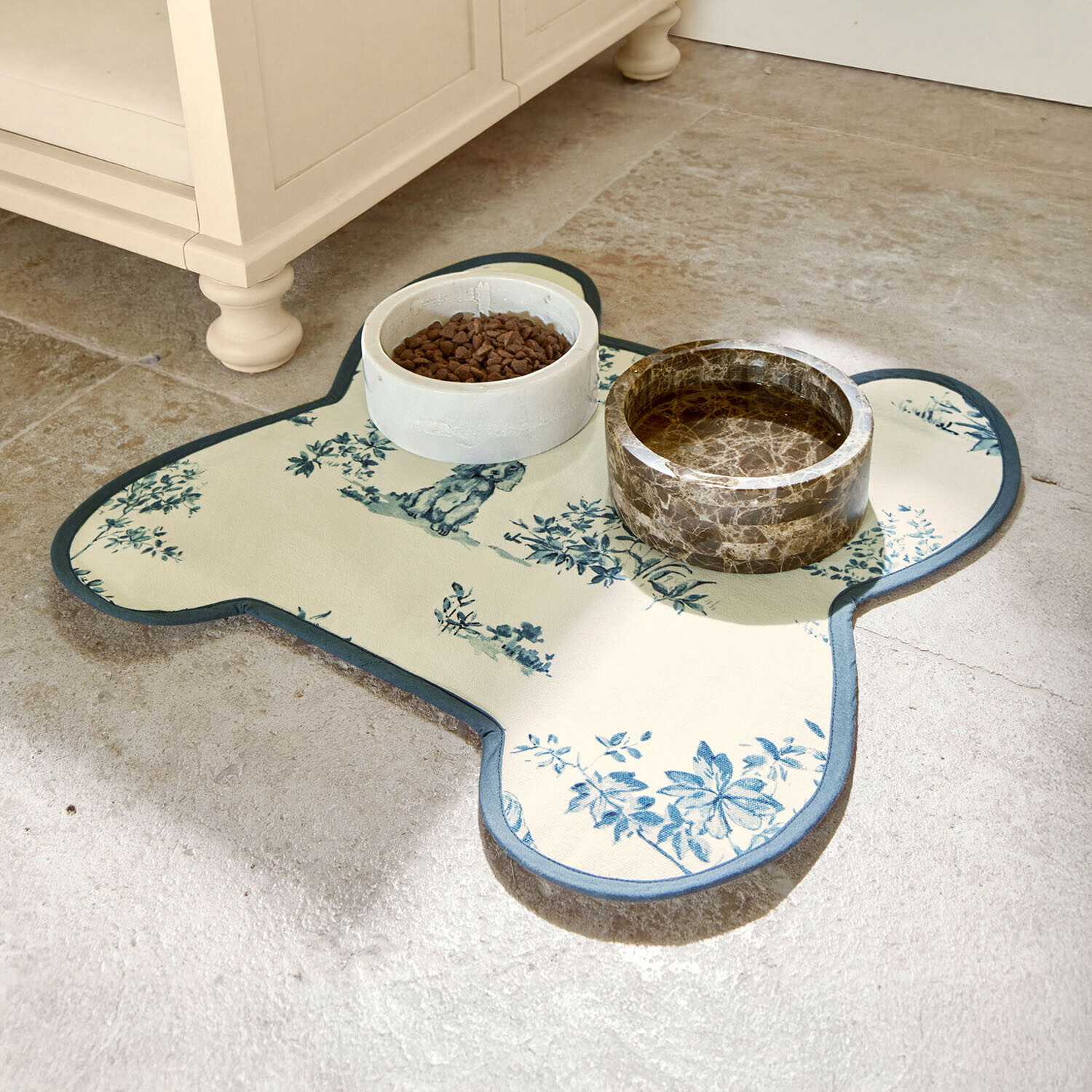 Futternapfunterlage Ymélorine Futtermatte mit blauem Blumenmuster auf cremefarbenem Stoff und zwei Keramiknäpfen für Haustiere