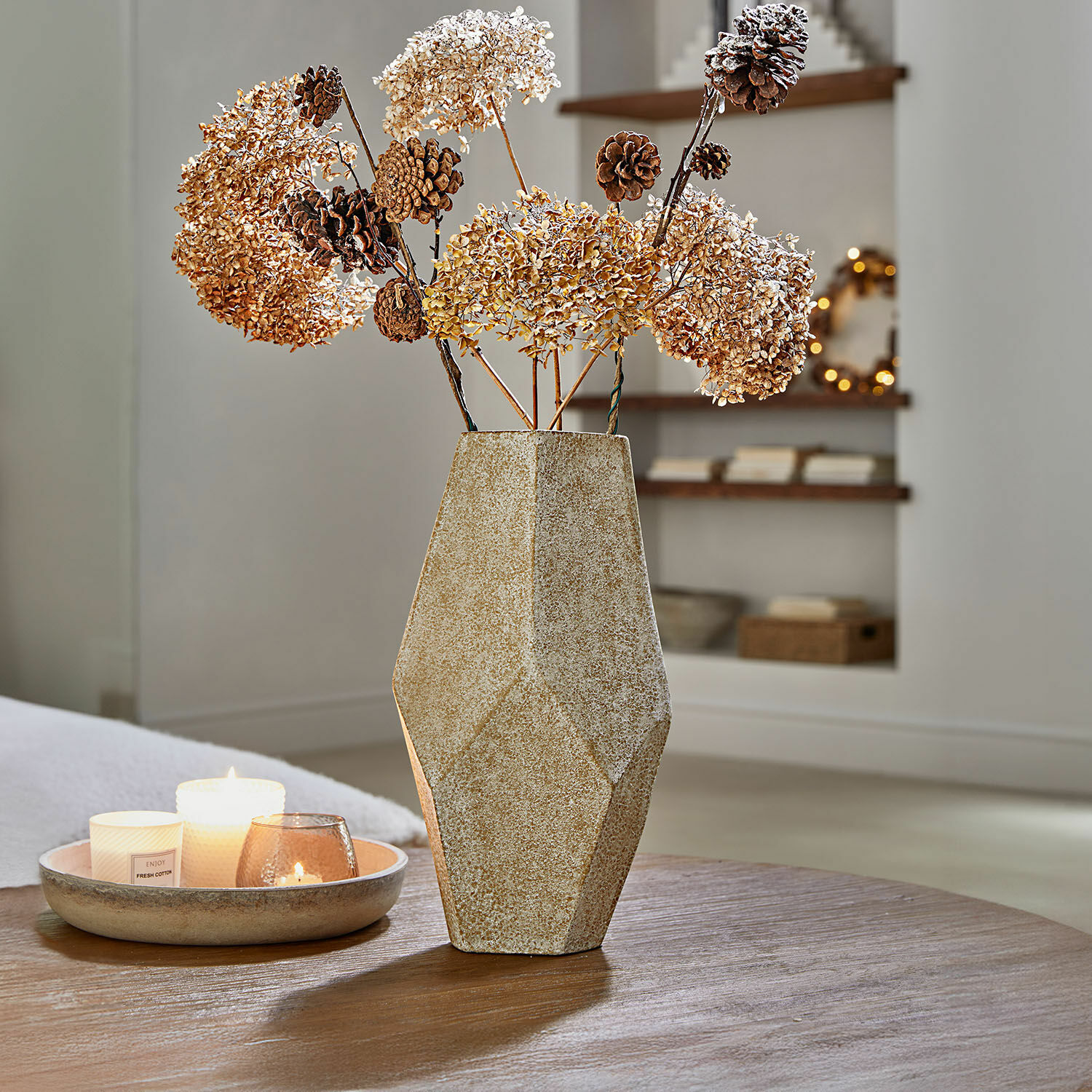 Deko-Vase Kasari Beige geometrische Keramikvase mit getrockneten Blumen und Zapfen auf Holztisch