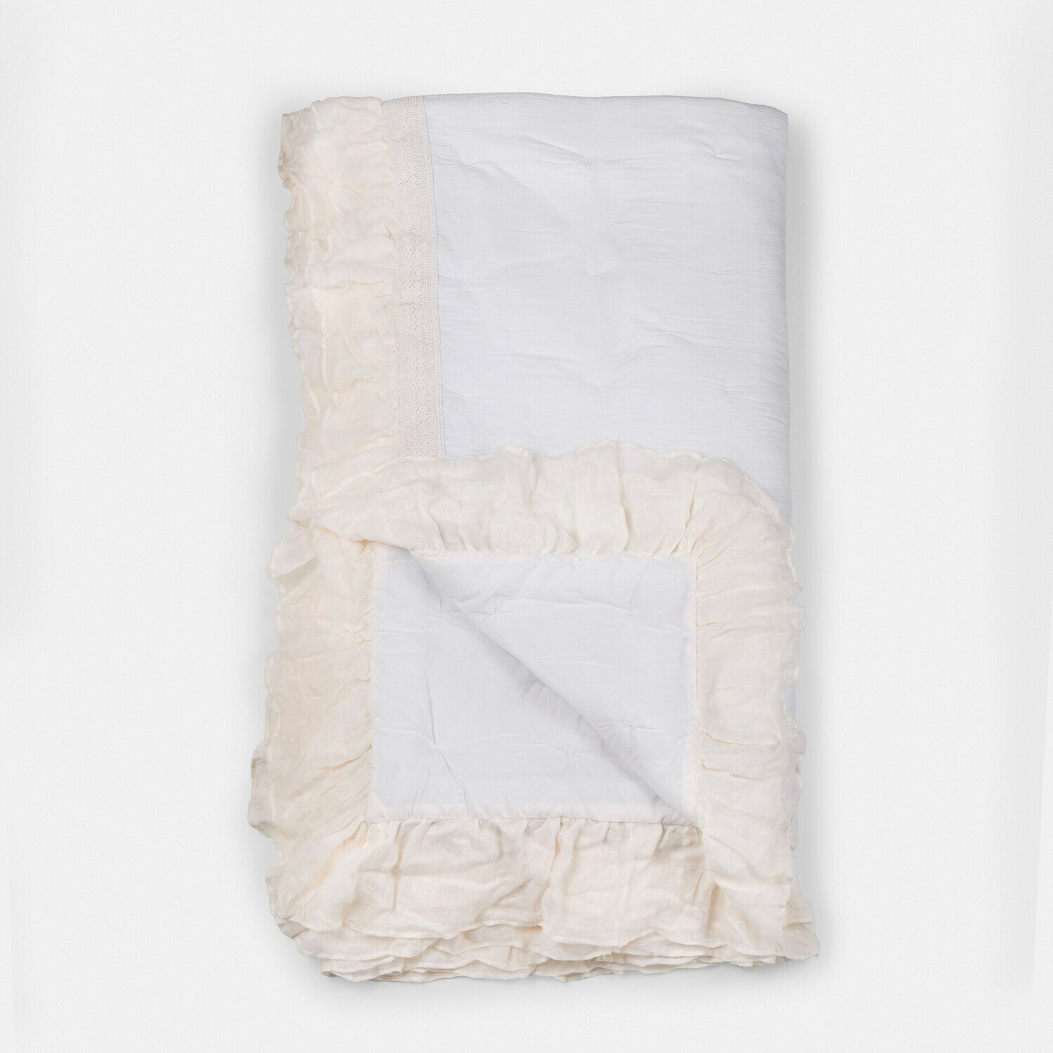 Quilt Jolévianne Weiße Baumwollbettdecke mit cremefarbenem Rüschensaum, weich und dekorativ fürs Schlafzimmer