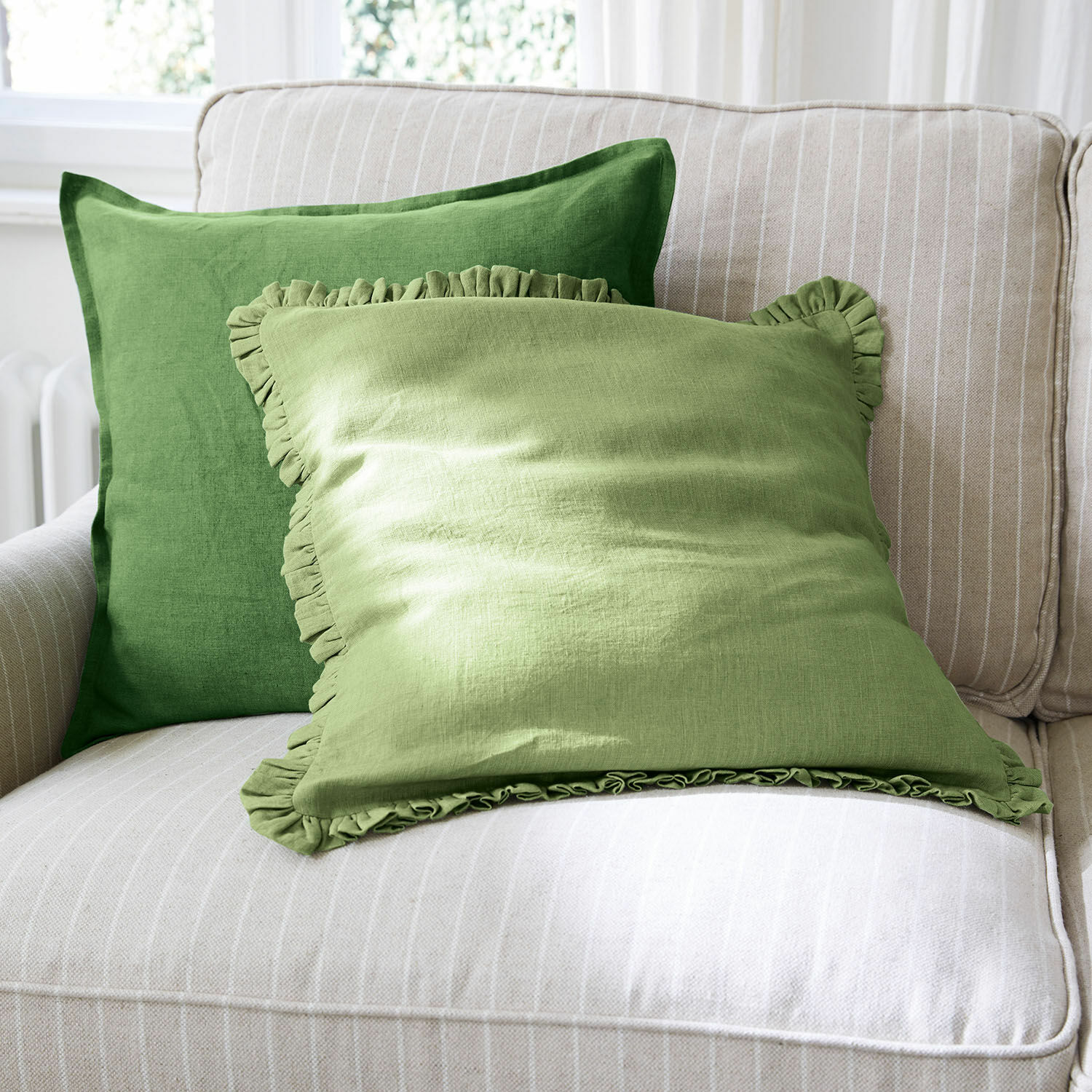 Kissenhülle 2er Set Mormant Grüne Leinen-Dekokissen auf hellem, gestreiftem Sofa für ein gemütliches Wohnzimmer
