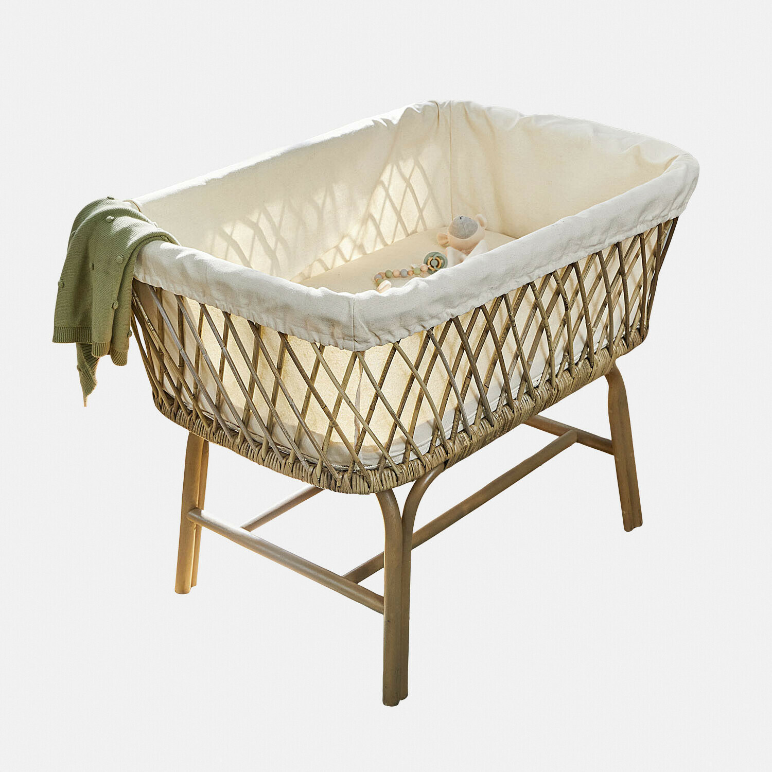 Kinderkorb aus Rattan und Holz mit cremefarbener Polsterung und grünem Decken, Babyzimmermöbel