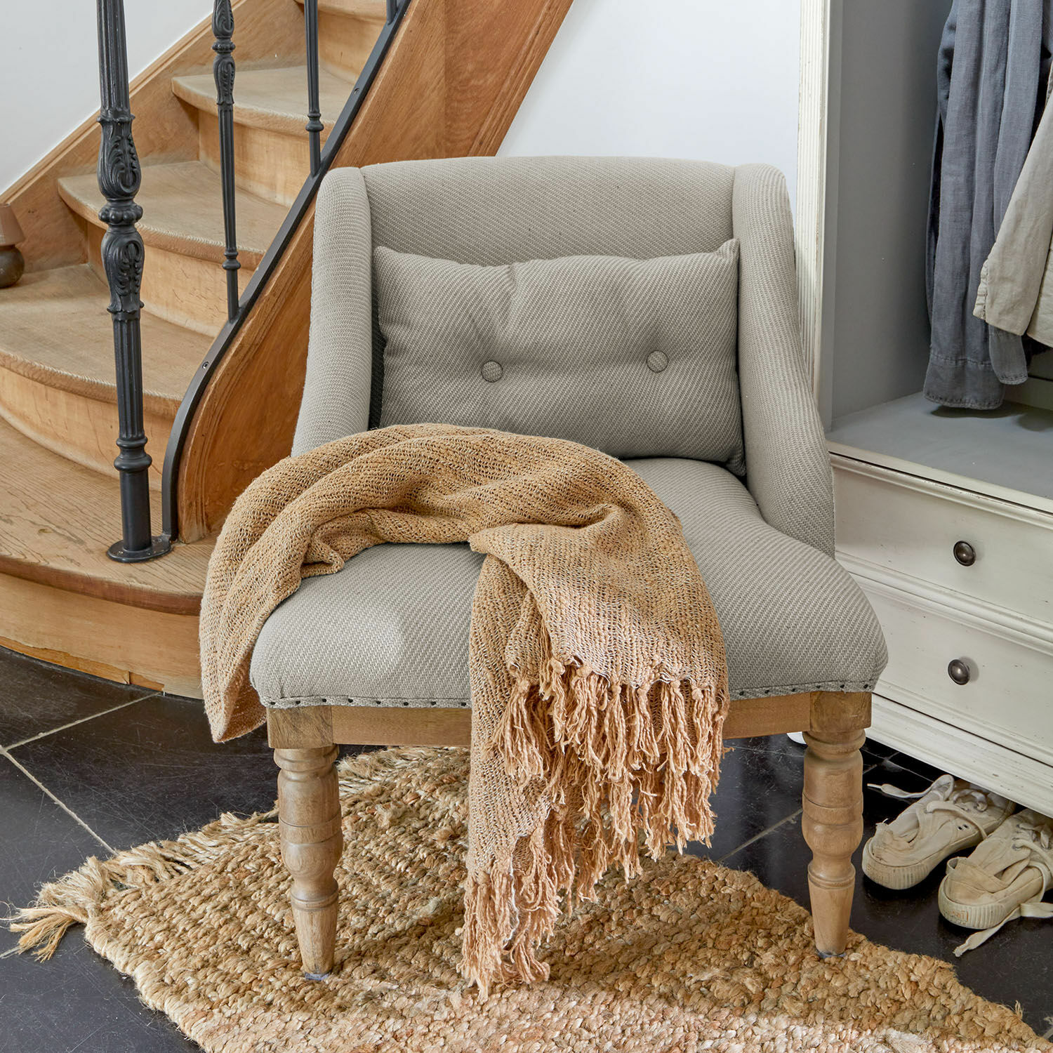 Sessel Lac d'Or Grau gepolsterter Sessel mit Holzbeinen und beigem Strickplaid auf Juteteppich