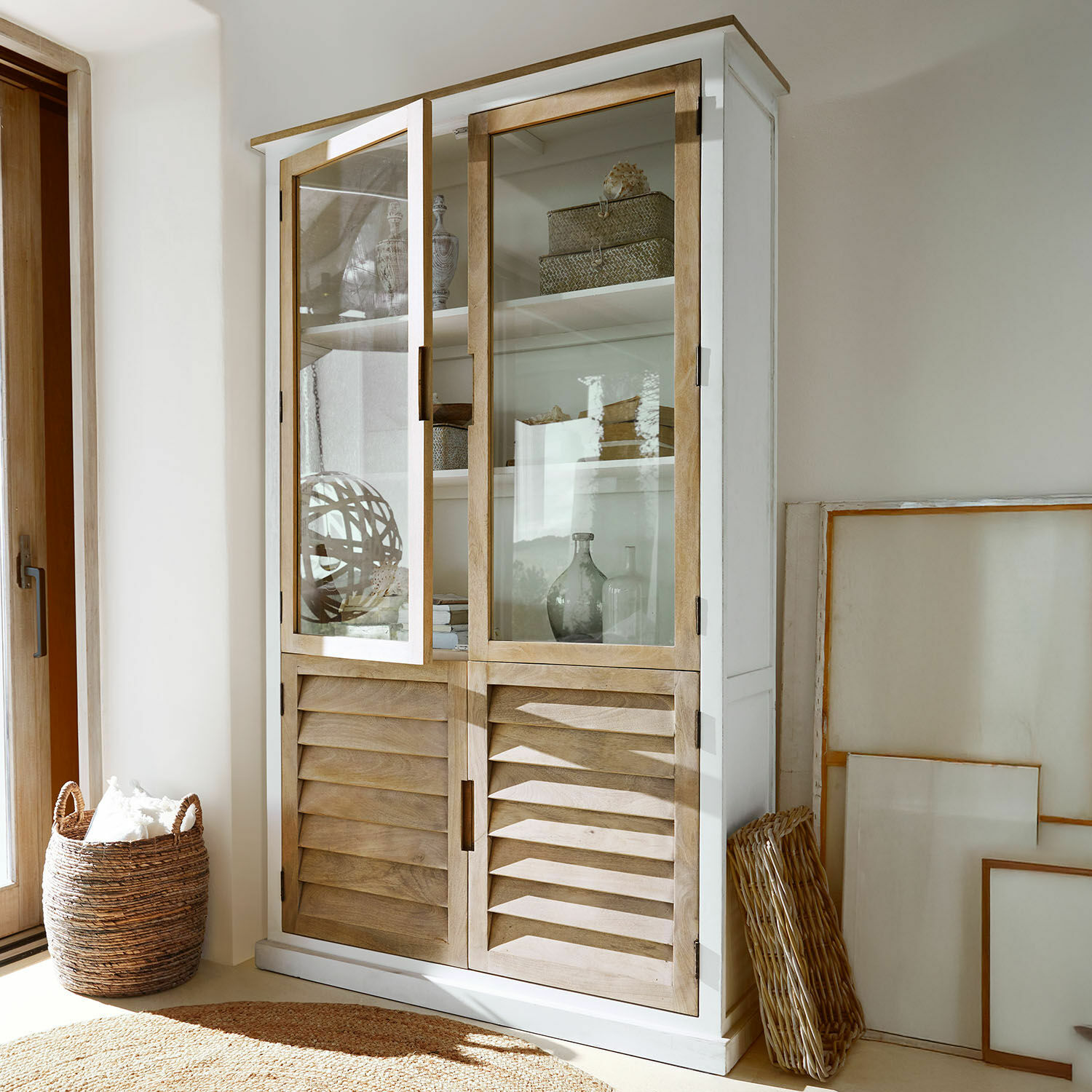 Schrank Frapelle Weisse Holzvitrine mit hellen Holztüren und Glaspaneelen im hellen Wohnzimmer
