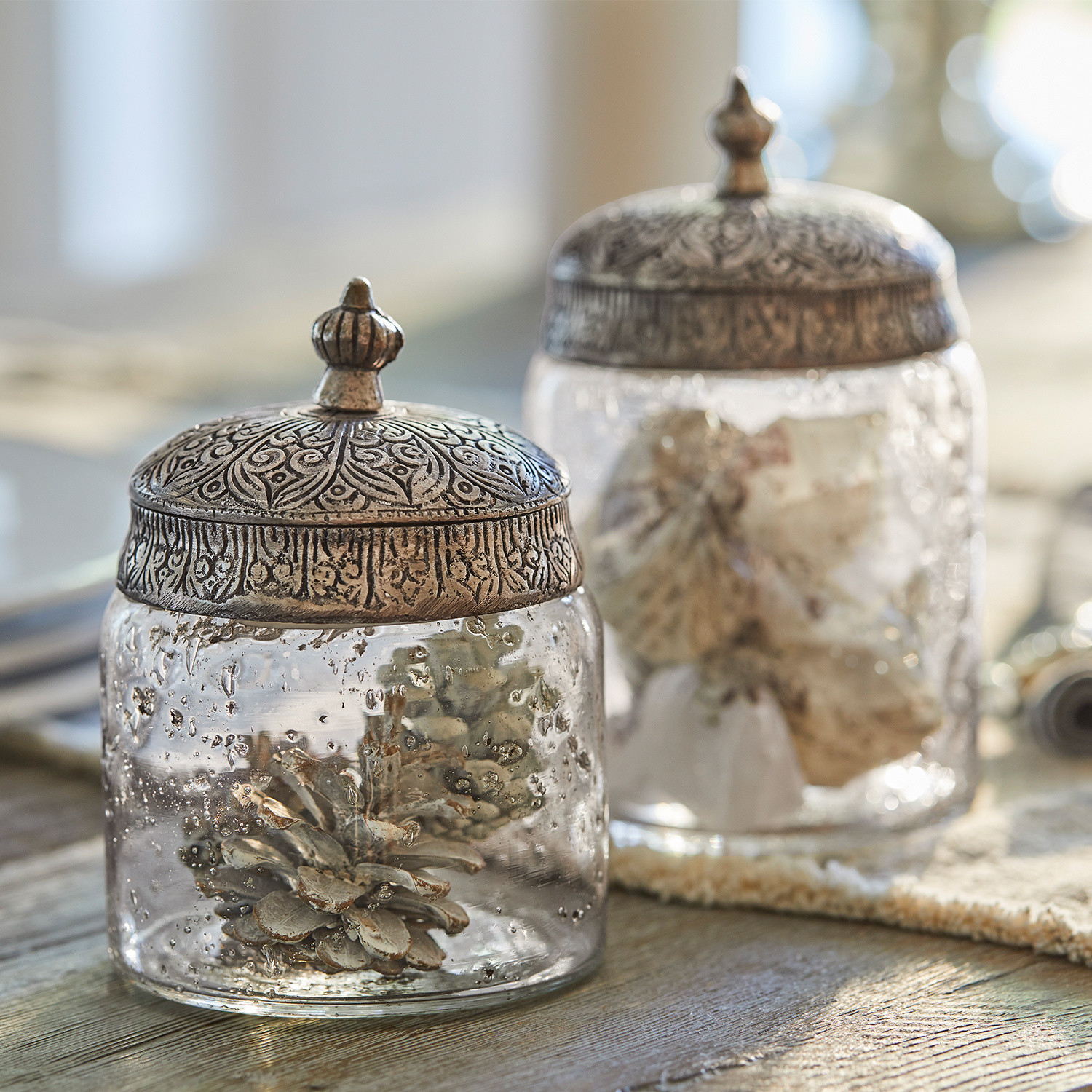 Glasdose 2er Set Laurnena Glasbehälter mit verzierter Metallkappe und Kiefernzapfen im Inneren, dekoratives Wohnaccessoire