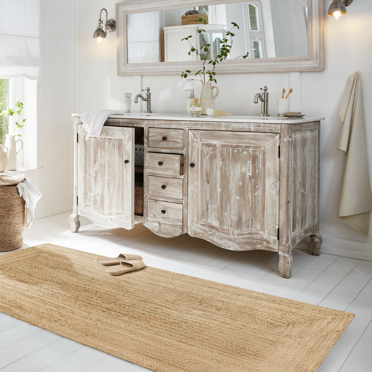 Doppelwaschtisch Herrick Rustikaler Badezimmerschrank aus Holz mit weiss gewischtem Finish, zwei Waschbecken und grossem Spiegel