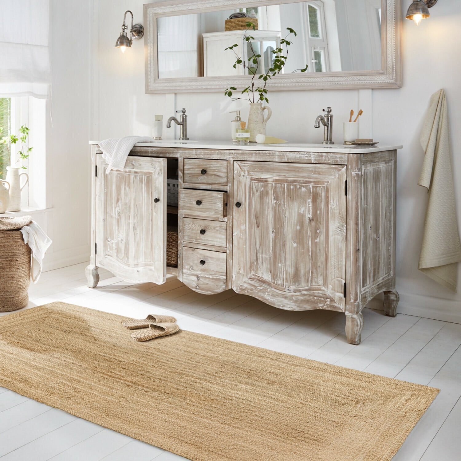 Doppelwaschtisch Herrick Rustikaler Badezimmerschrank aus Holz mit weiss gewischtem Finish, zwei Waschbecken und grossem Spiegel