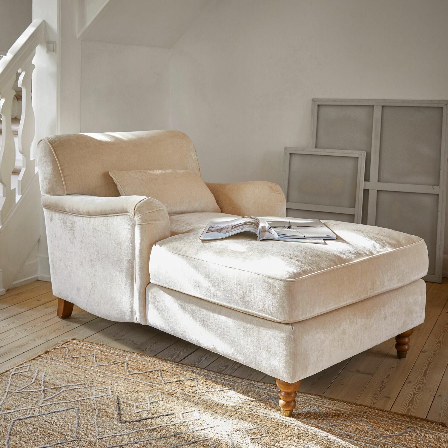 Chaiselongue Isa Beiger Sessel aus weichem Stoff mit Fusstütze und Holzbeinen im hellen Wohnzimmer