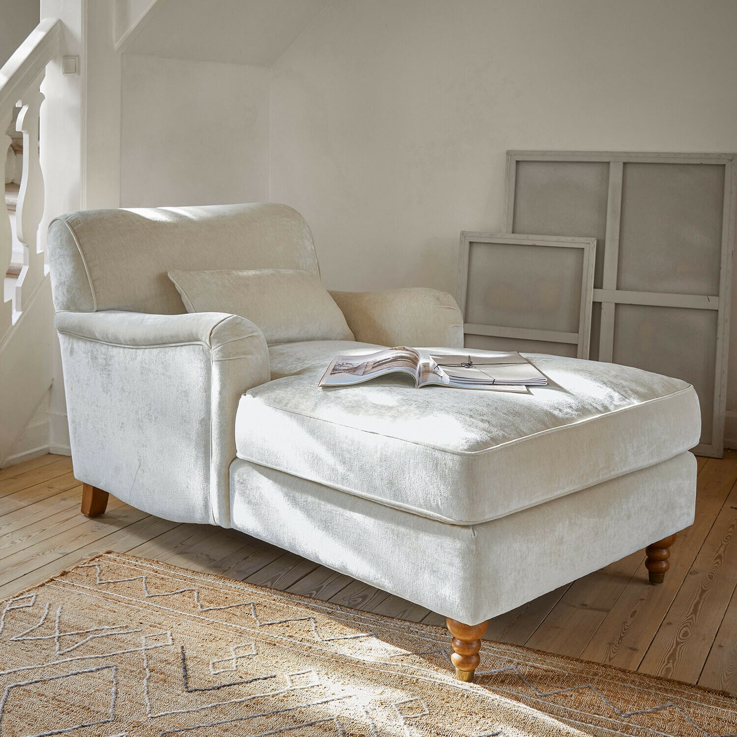 Chaiselongue Isa Beiger Sessel aus weichem Stoff mit Fusstütze und Holzbeinen im hellen Wohnzimmer